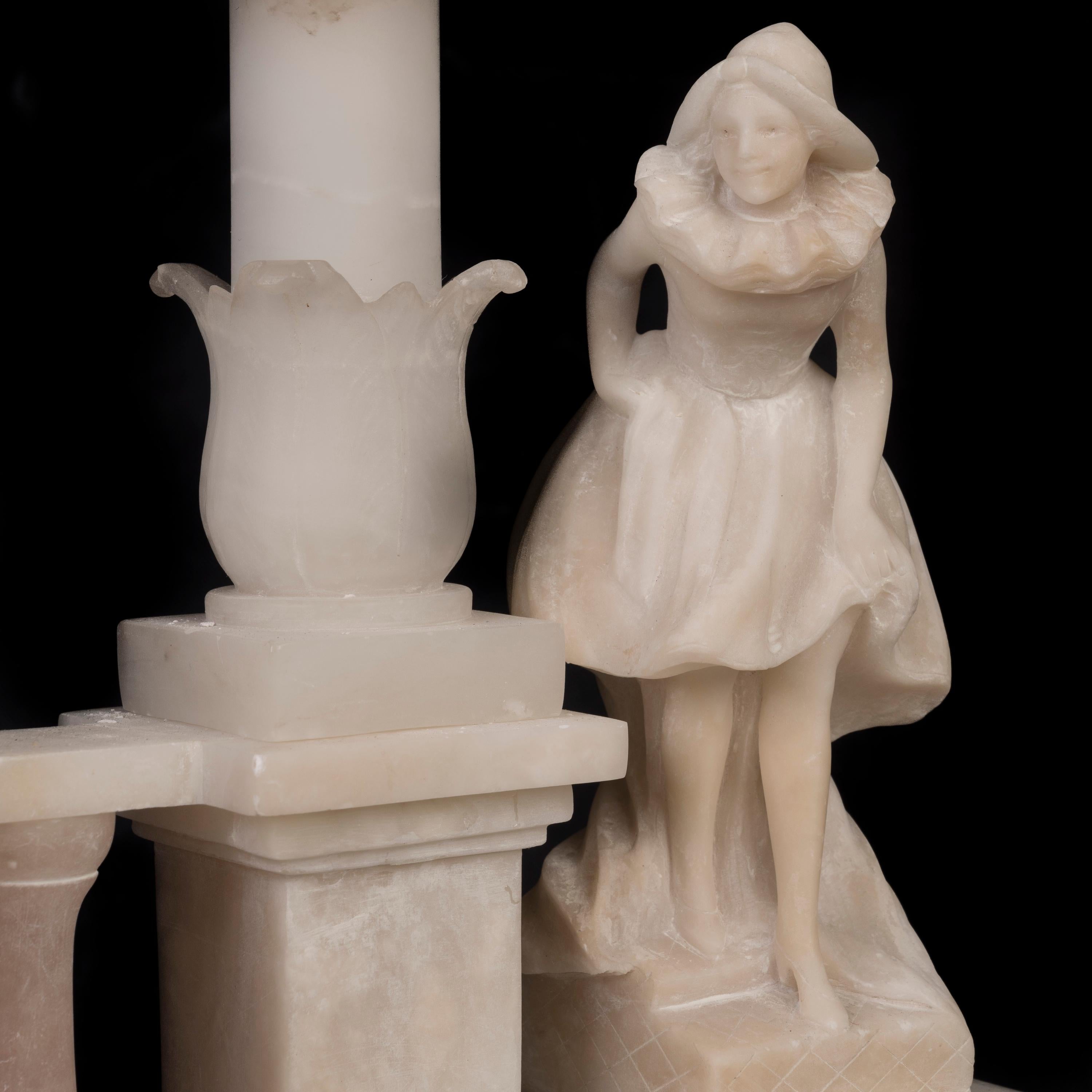Alabastro Lampada in alabastro intagliato di epoca Art Carved con Pierrot e Colombina in vendita