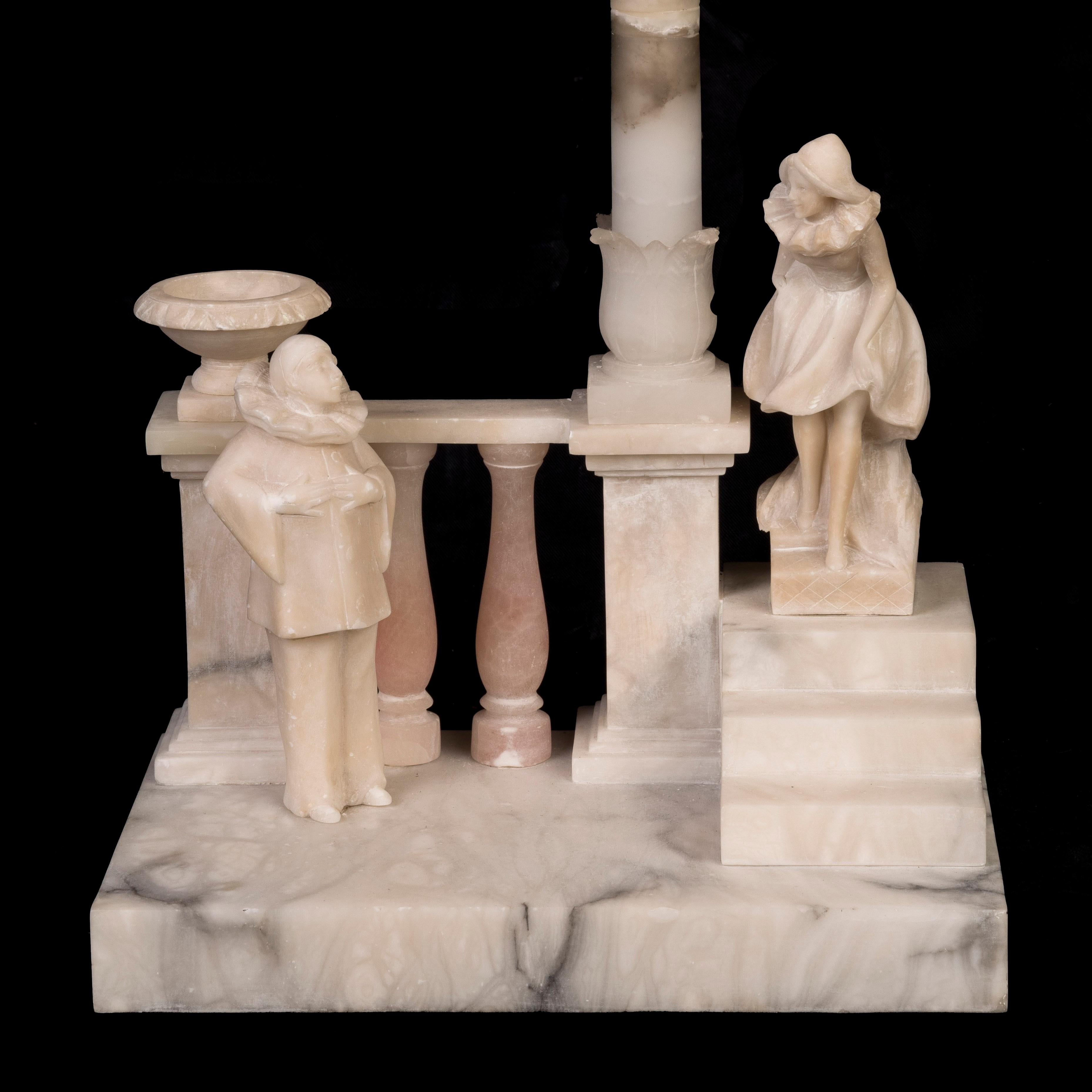 Lampada in alabastro intagliato di epoca Art Carved con Pierrot e Colombina in vendita 1