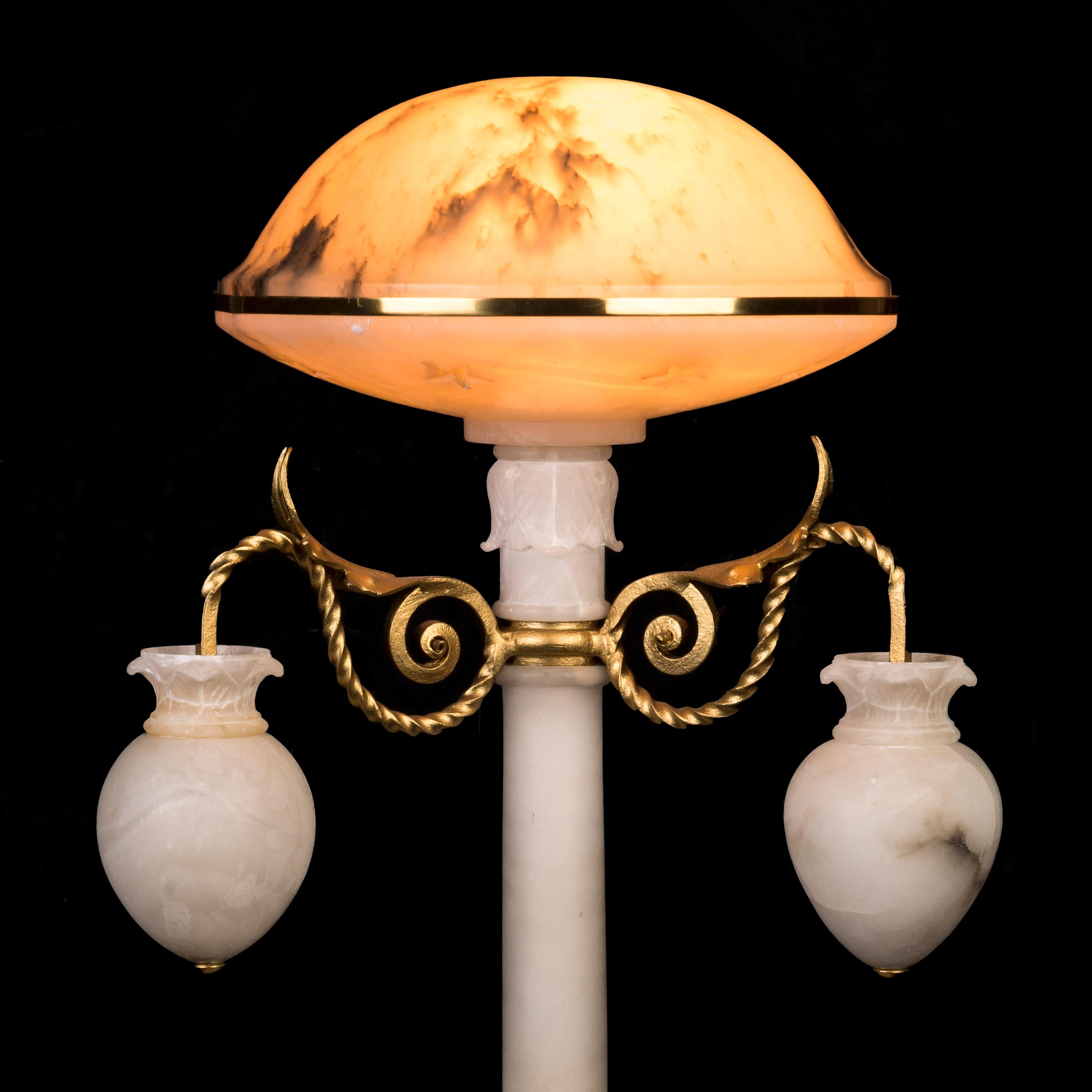 Lampada in alabastro intagliato di epoca Art Carved con Pierrot e Colombina in vendita 2
