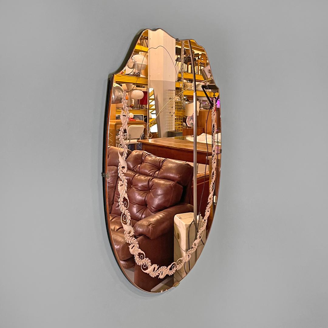 Italian Art Deco pink bronze wall mirror with sea ​​horses decorations, 1930s
Oval wall mirror. The mirror has a pinkish bronze finish, the upper part is shaped with curved lines. There are etched decorations on the perimeter of the mirror, which