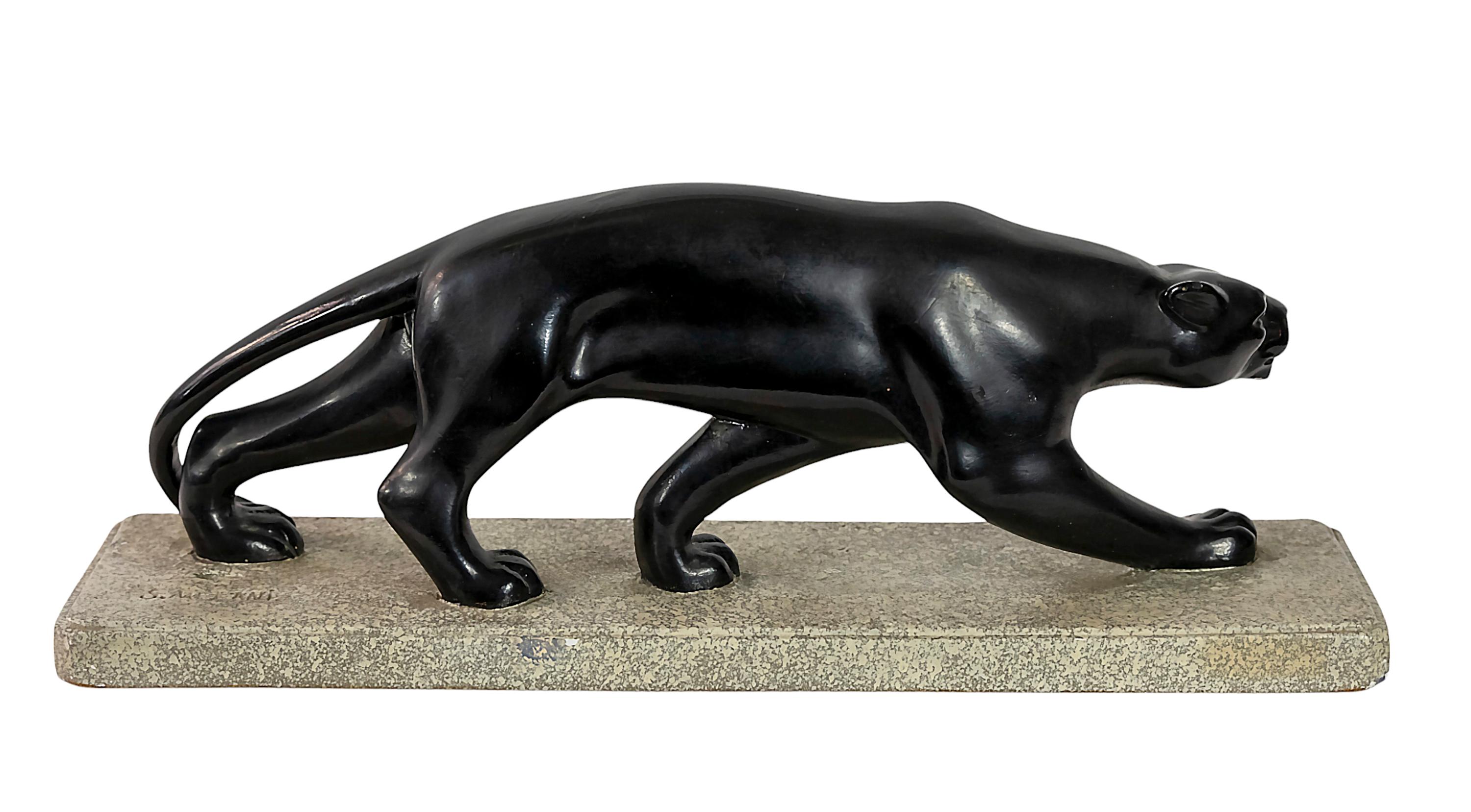Schwarze Panther-Skulptur im italienischen Art déco-Stil von Salvatore Melani aus den 1930er Jahren. 
Handgefertigte Skulptur eines schleichenden Panthers aus Gips in schwarzer Farbe auf grauem Untergrund.
Markiert und nummeriert auf dem