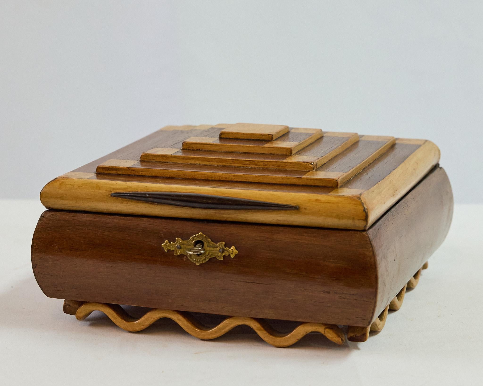 Italian Art Deco Pyramidal Shaped Trinket Box w Mirrored Interior, Circa 1920s For Sale 5