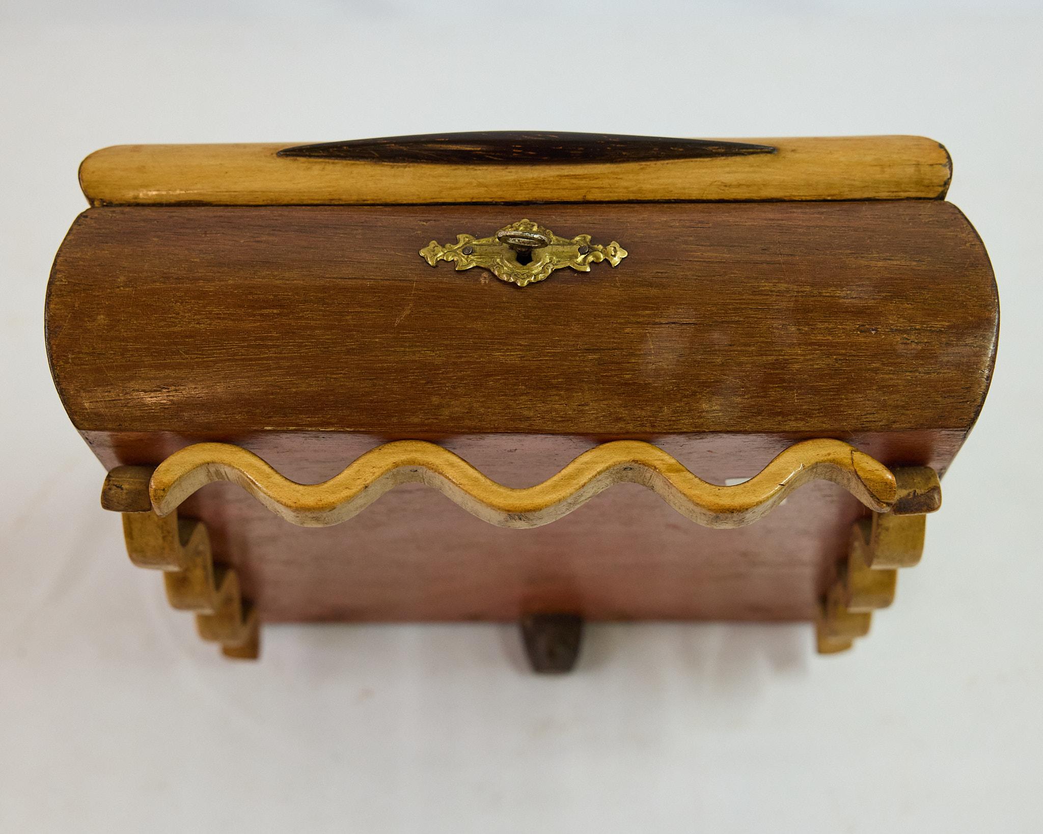 Italian Art Deco Pyramidal Shaped Trinket Box w Mirrored Interior, Circa 1920s For Sale 11