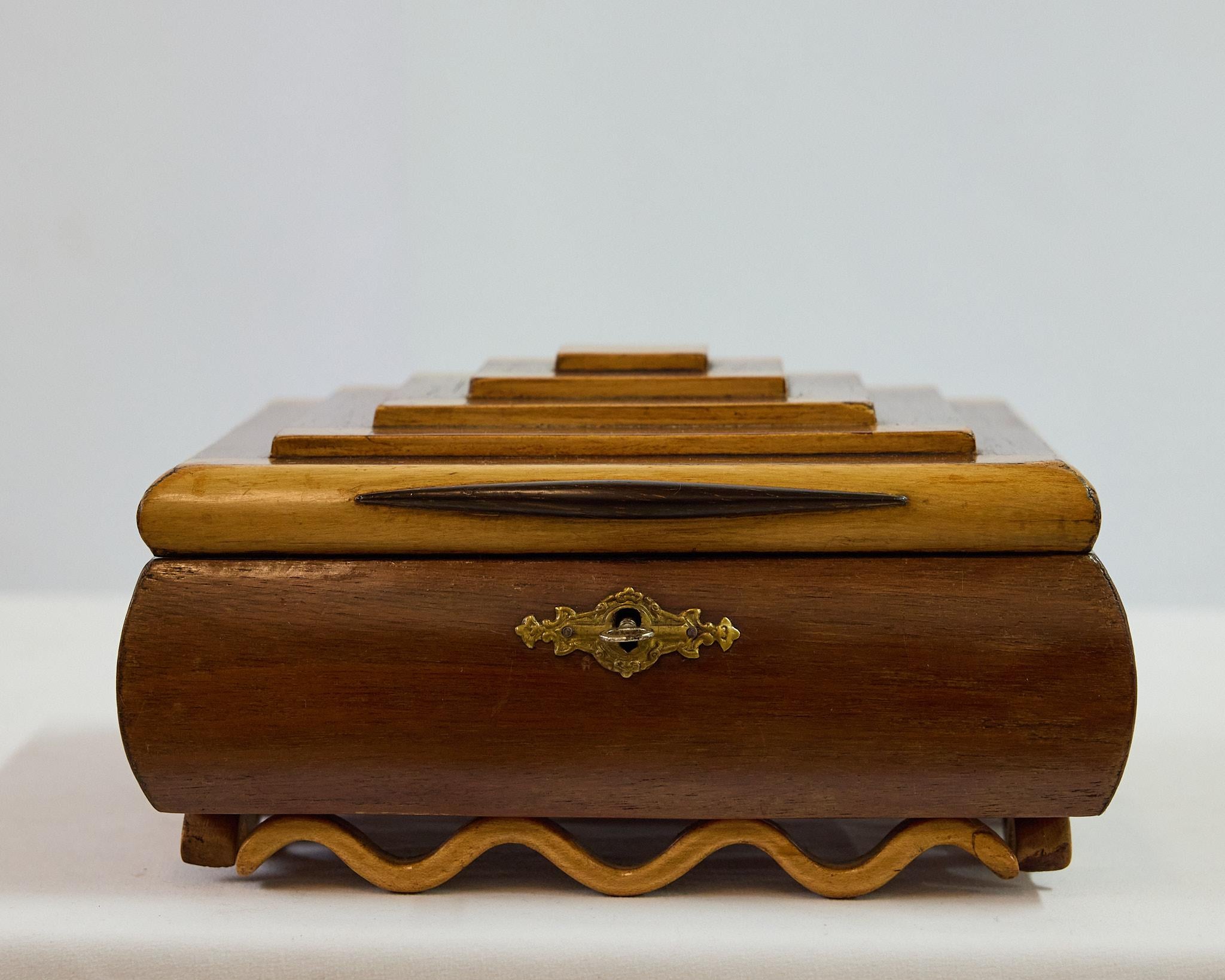 Italian Art Deco Pyramidal Shaped Trinket Box w Mirrored Interior, Circa 1920s In Good Condition For Sale In Atlanta, GA