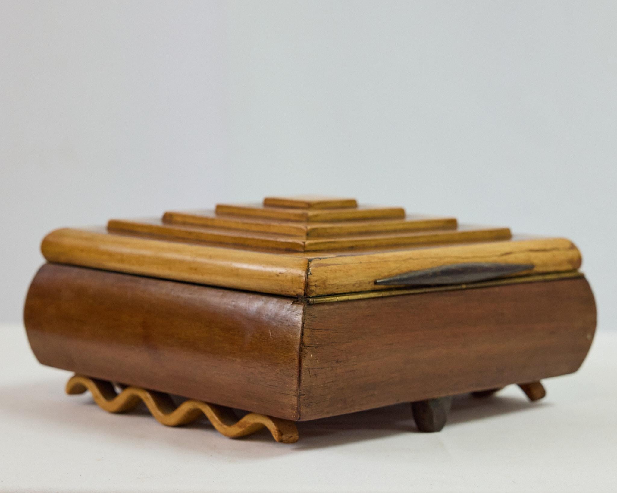 Italian Art Deco Pyramidal Shaped Trinket Box w Mirrored Interior, Circa 1920s For Sale 1