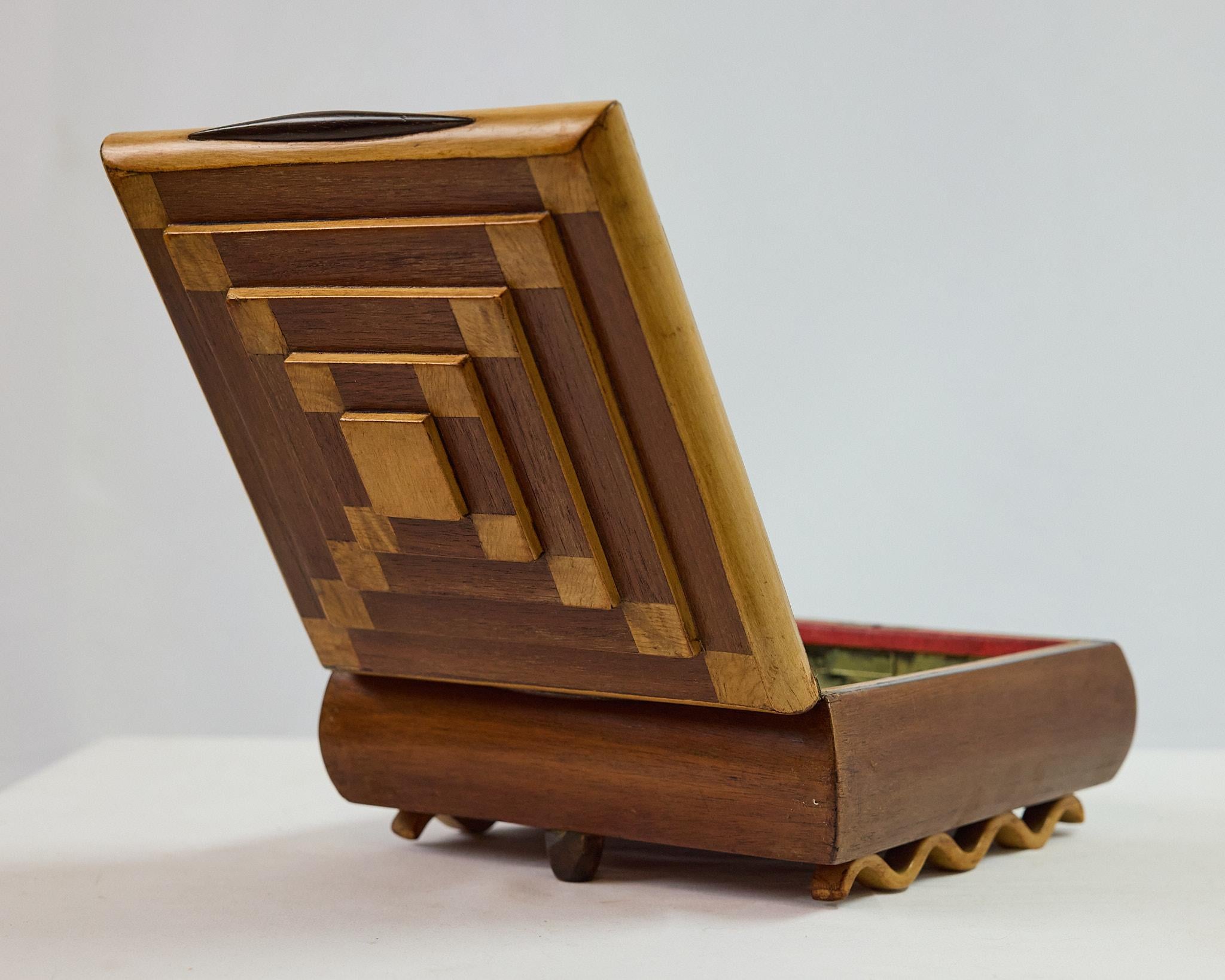 Italian Art Deco Pyramidal Shaped Trinket Box w Mirrored Interior, Circa 1920s For Sale 4