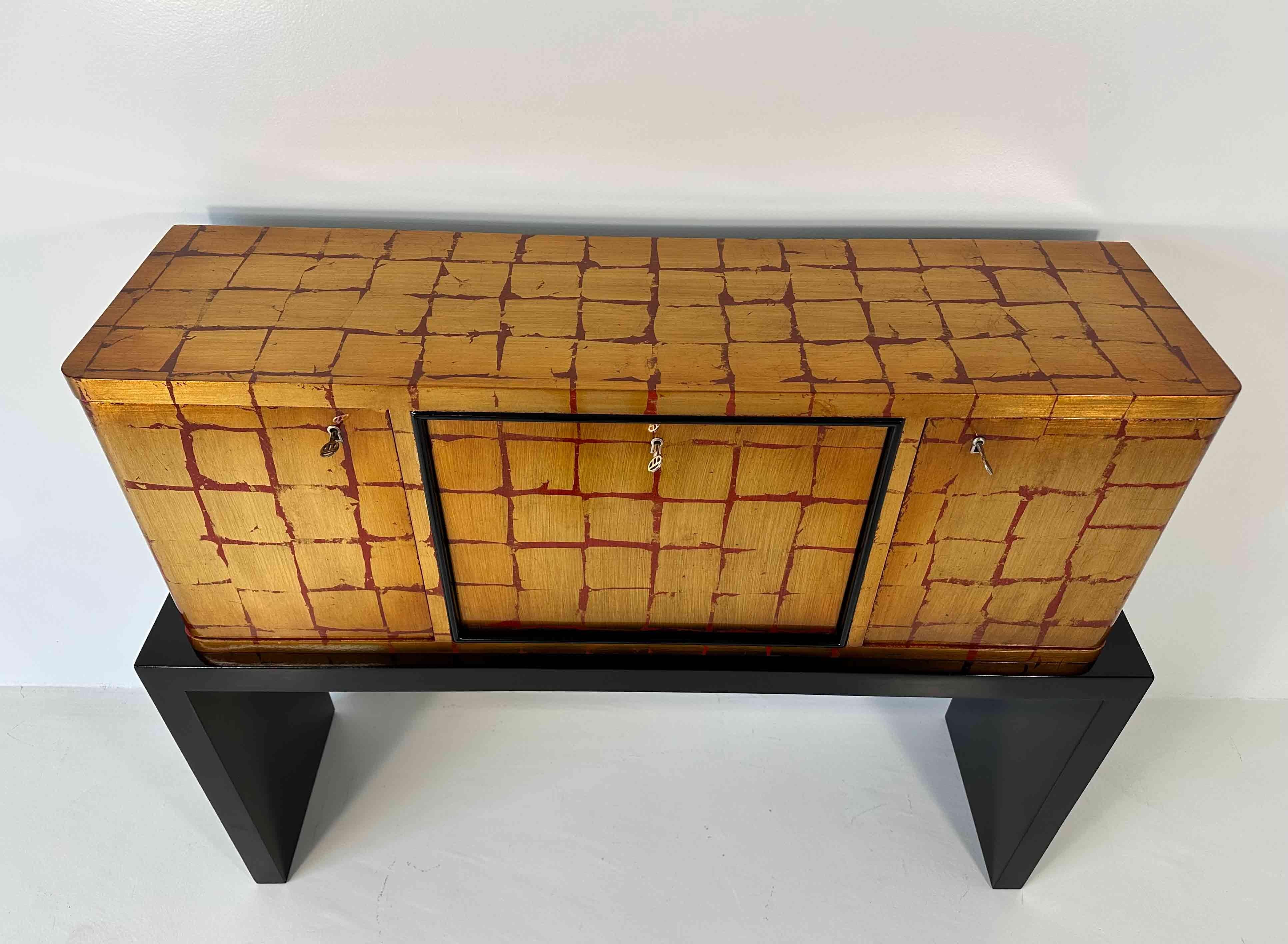 Italian Art Deco Red and Black Lacquer and Gold Leaf Cabinet, 1940s For Sale 5