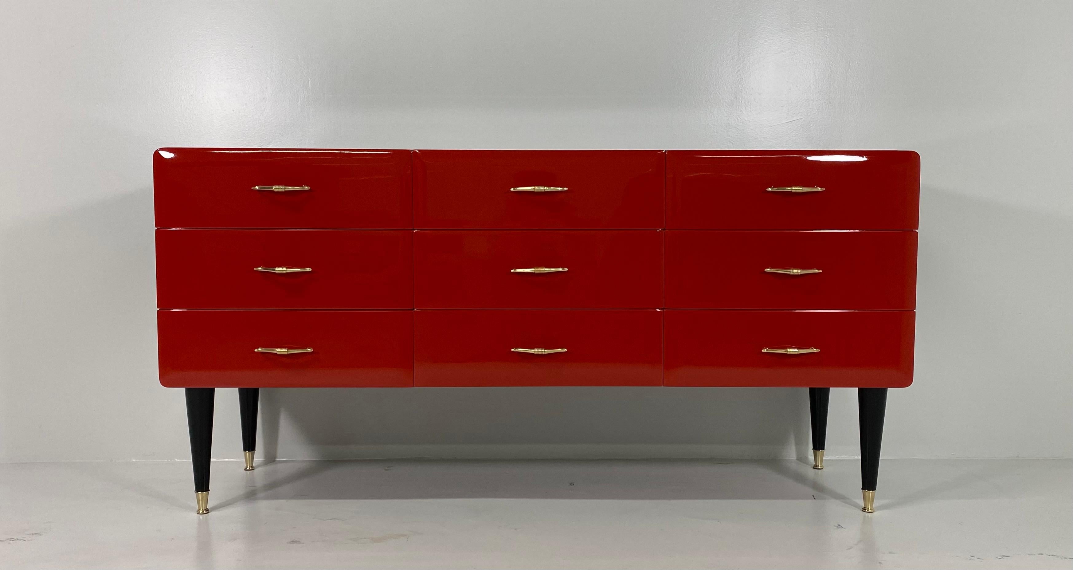 This rare chest of drawers was produced in Cantù in Italy in the late 40's most likely to a design by Gio Ponti.
The front of the drawers are lacquered with a special and unique red color while the legs and the structure are lacquered in
