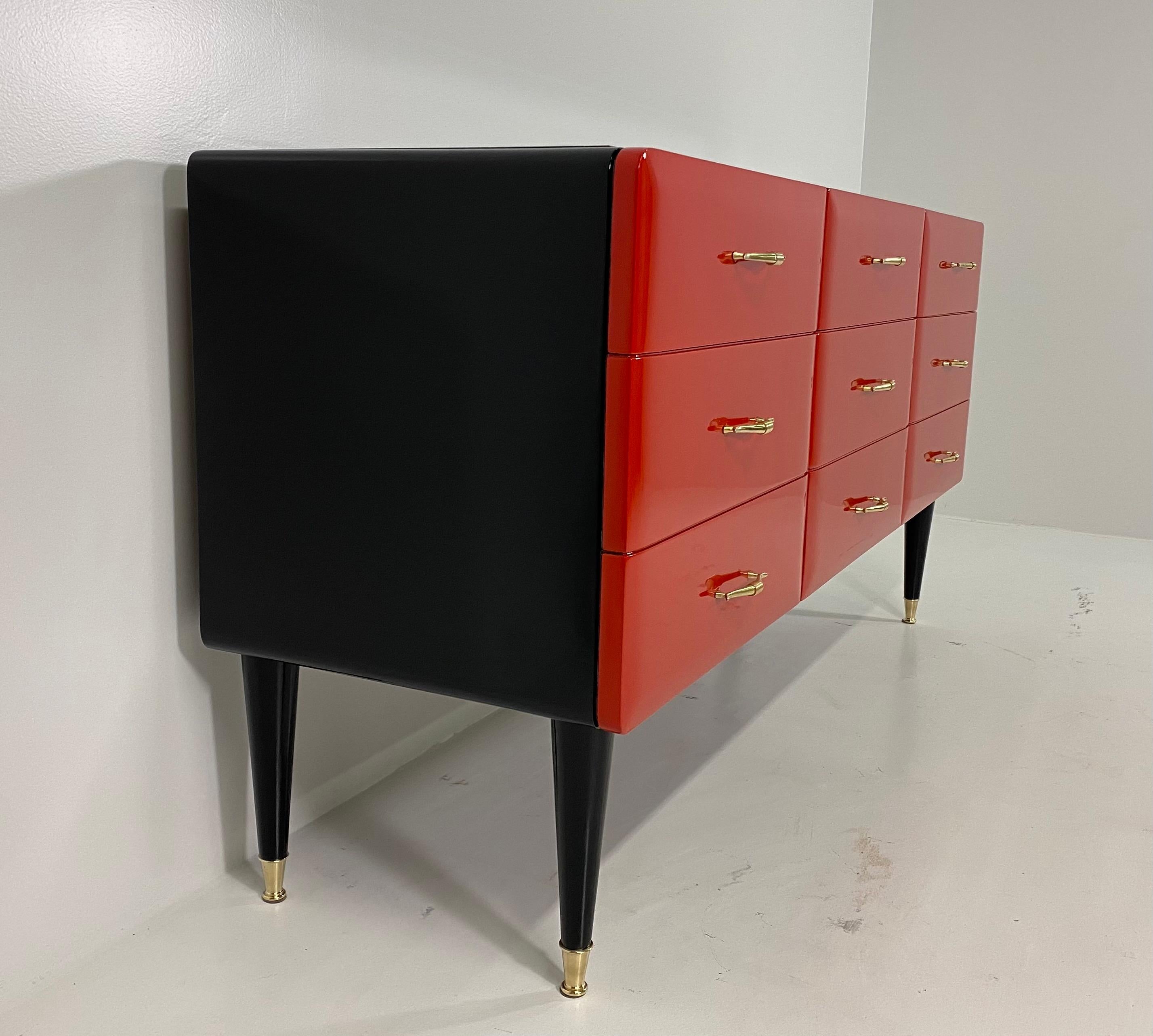 Italian Art Deco Red and Black Lacquer Dresser Attr. to Gio Ponti, 1940s In Good Condition In Meda, MB