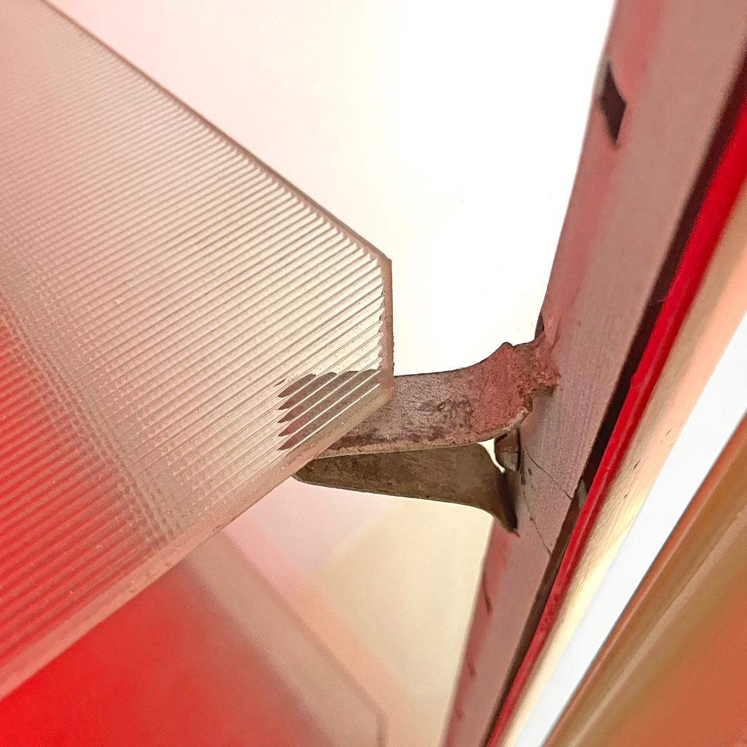 Vitrina italiana Art Decó roja de metal pintado de rojo y cristal transparente, años 40 en venta 4