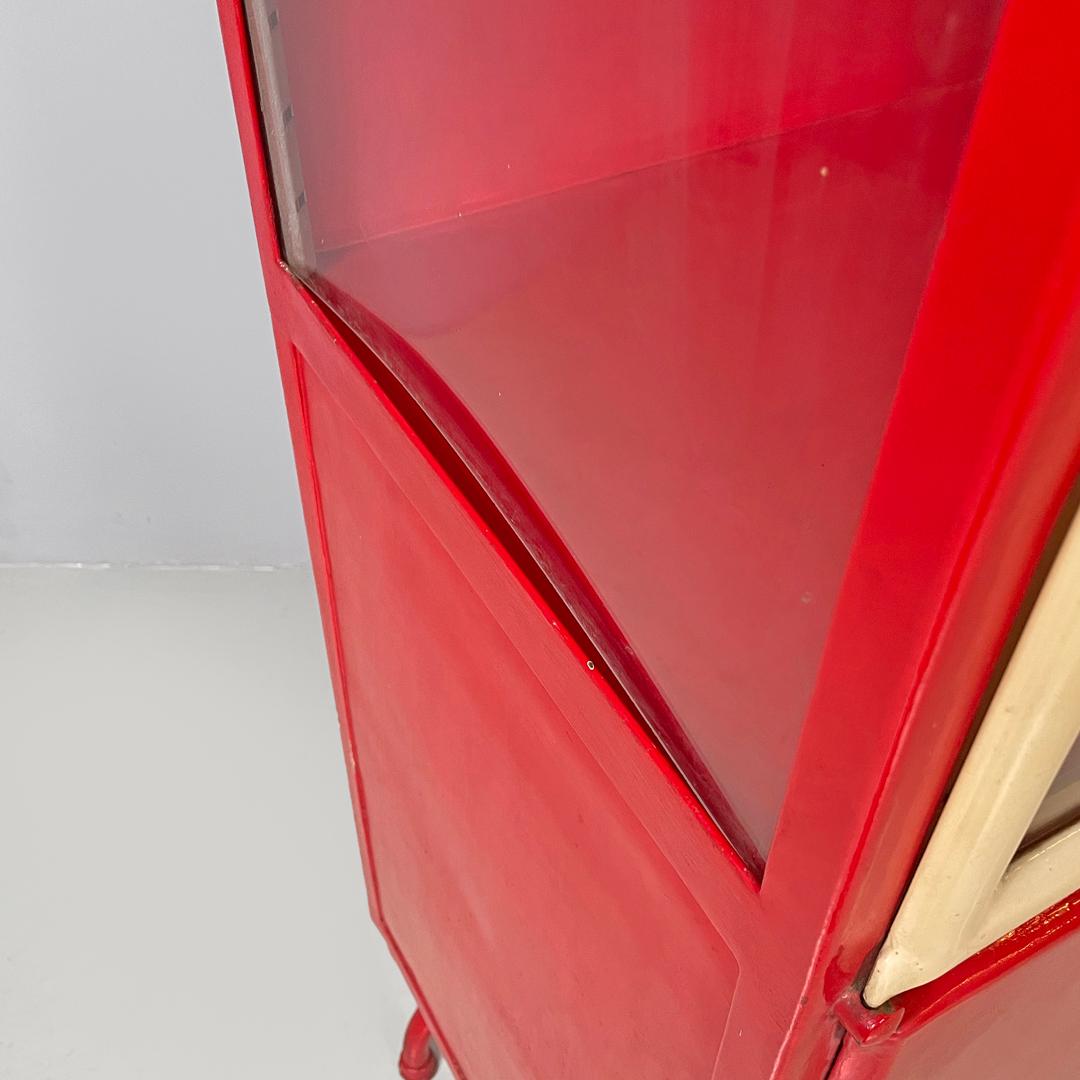 Vitrina italiana Art Decó roja de metal pintado de rojo y cristal transparente, años 40 en venta 11