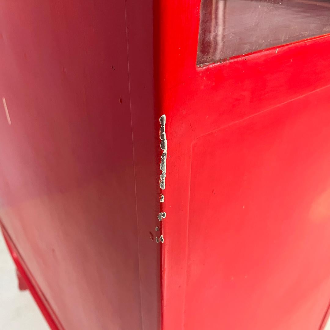 Vitrina italiana Art Decó roja de metal pintado de rojo y cristal transparente, años 40 en venta 13