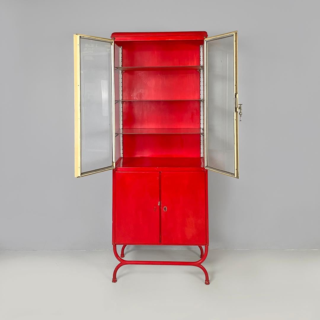 Vitrina italiana Art Decó roja de metal pintado de rojo y cristal transparente, años 40
Fantástica vitrina vintage de metal pintado de rojo con base rectangular. Tiene dos puertas de cristal con llave de funcionamiento, que se abren a un