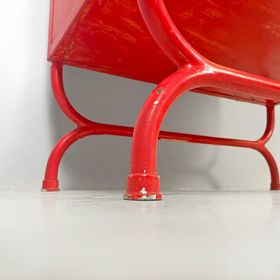 Vitrina italiana Art Decó roja de metal pintado de rojo y cristal transparente, años 40 en venta 14
