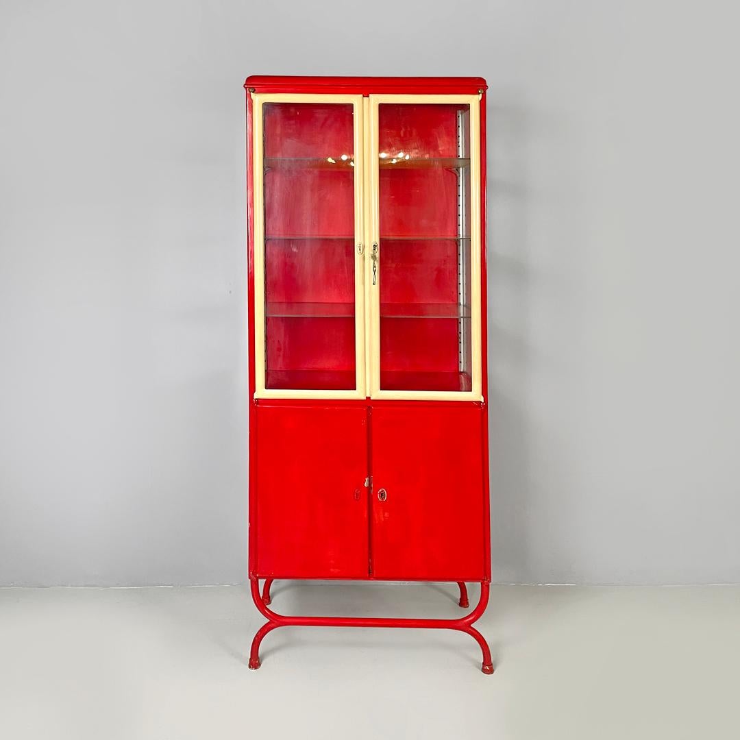 Vitrina italiana Art Decó roja de metal pintado de rojo y cristal transparente, años 40 Italiano en venta