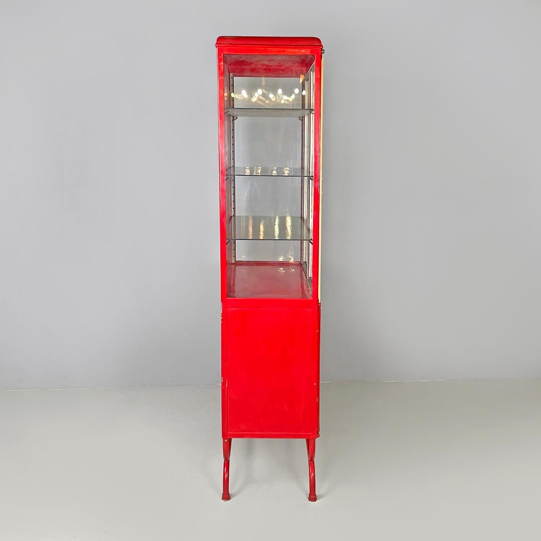 Vitrina italiana Art Decó roja de metal pintado de rojo y cristal transparente, años 40 en Bastante bueno estado para la venta en MIlano, IT