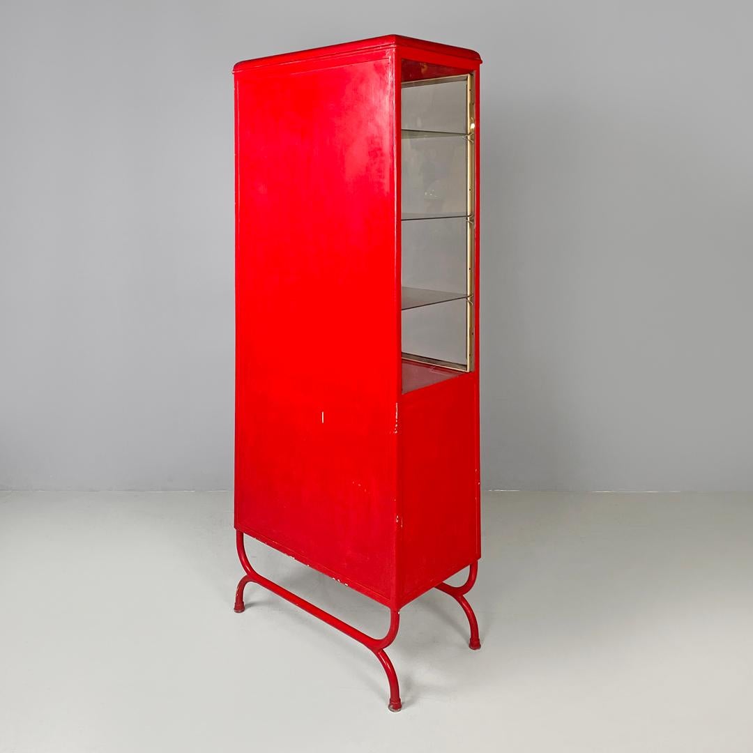 Vitrina italiana Art Decó roja de metal pintado de rojo y cristal transparente, años 40 mediados del siglo XX en venta