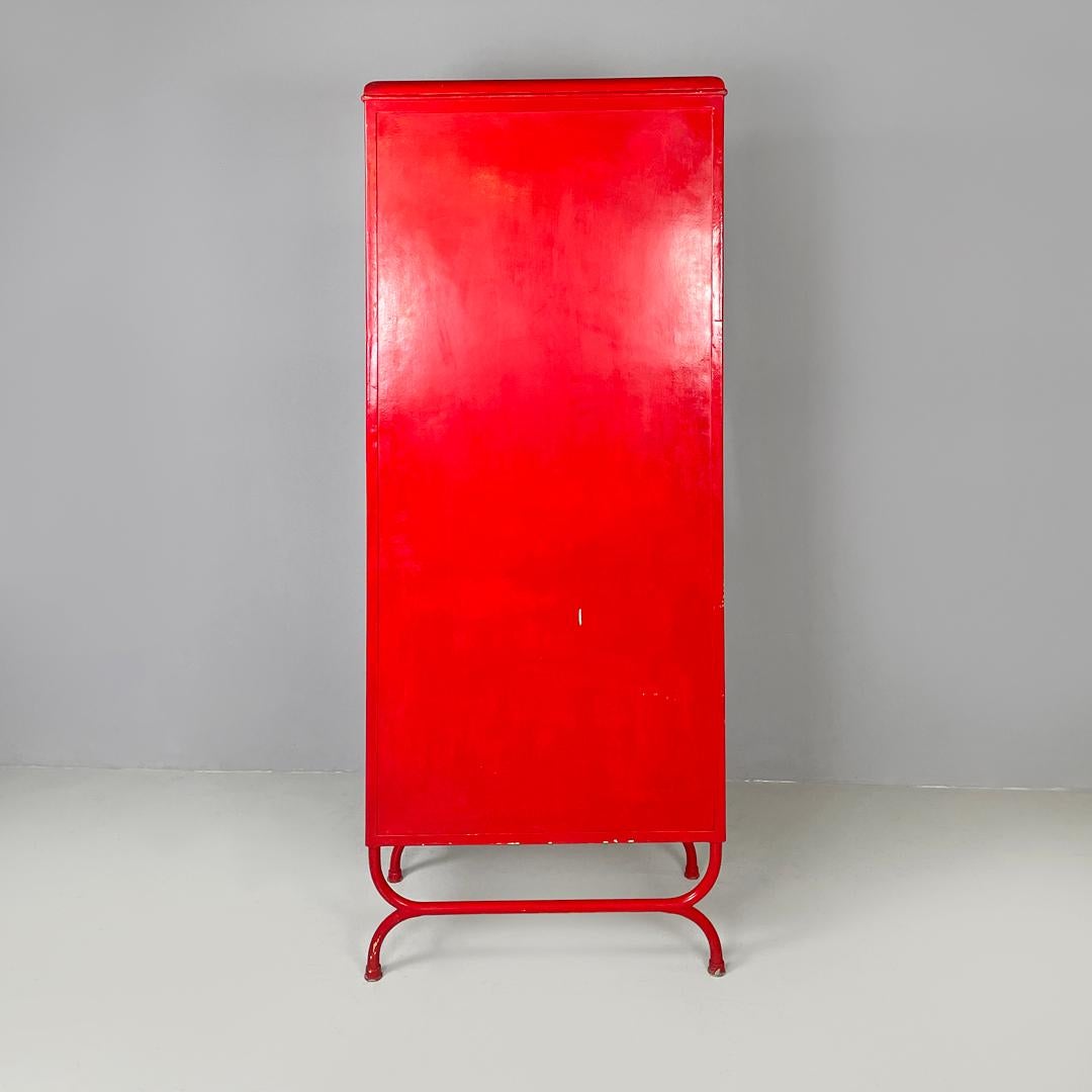 Vitrina italiana Art Decó roja de metal pintado de rojo y cristal transparente, años 40 Metal en venta