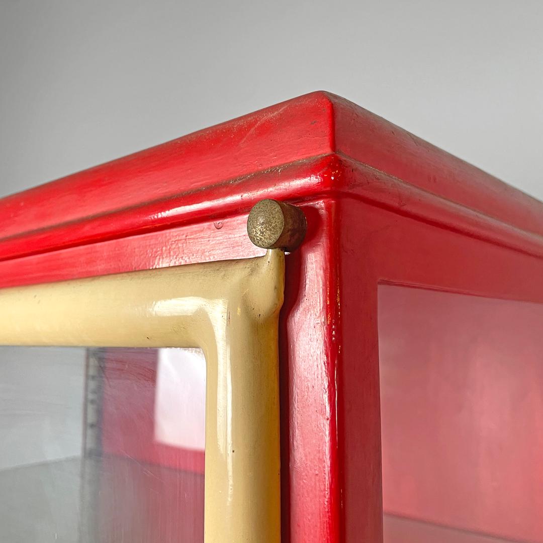 Vitrina italiana Art Decó roja de metal pintado de rojo y cristal transparente, años 40 en venta 1