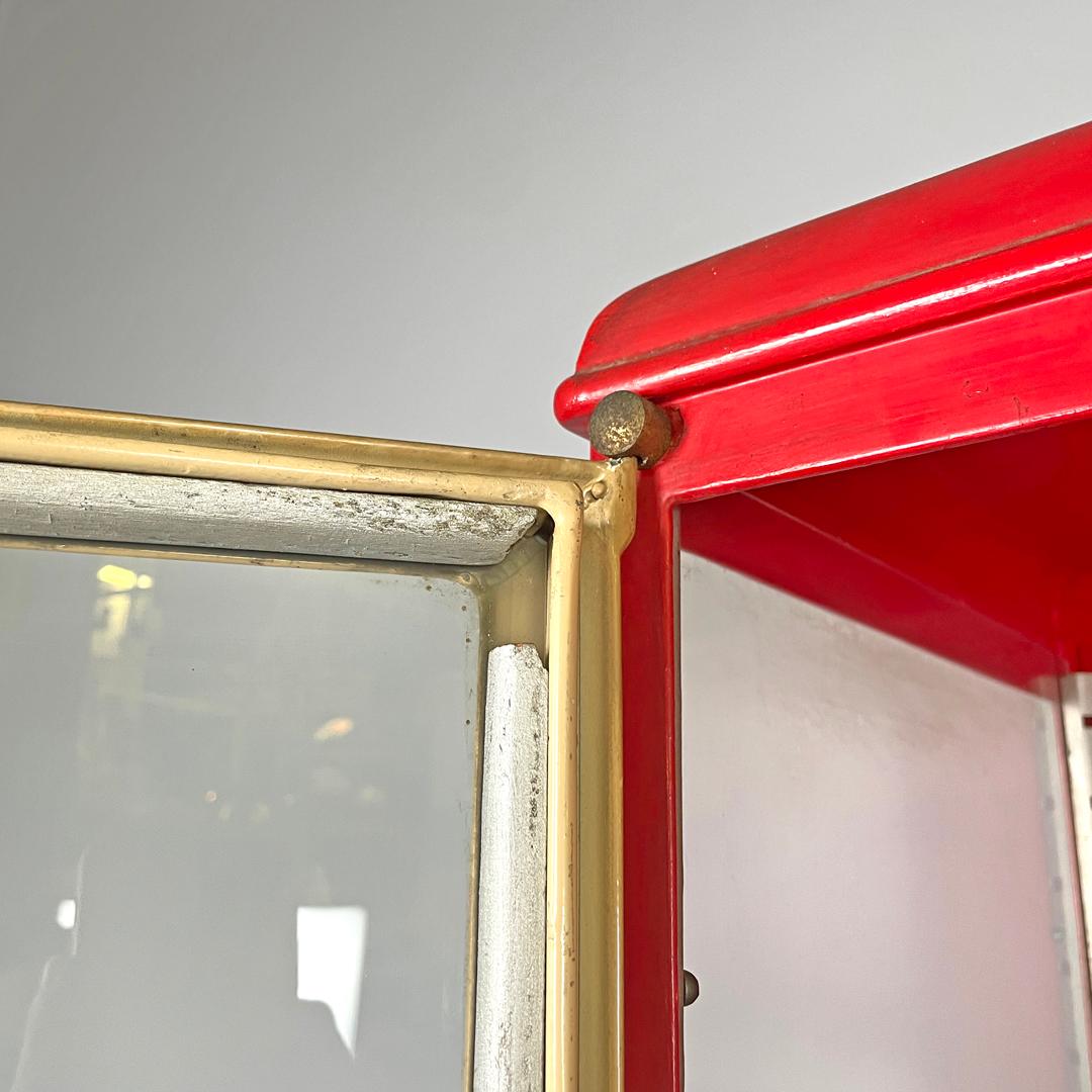Vitrina italiana Art Decó roja de metal pintado de rojo y cristal transparente, años 40 en venta 2