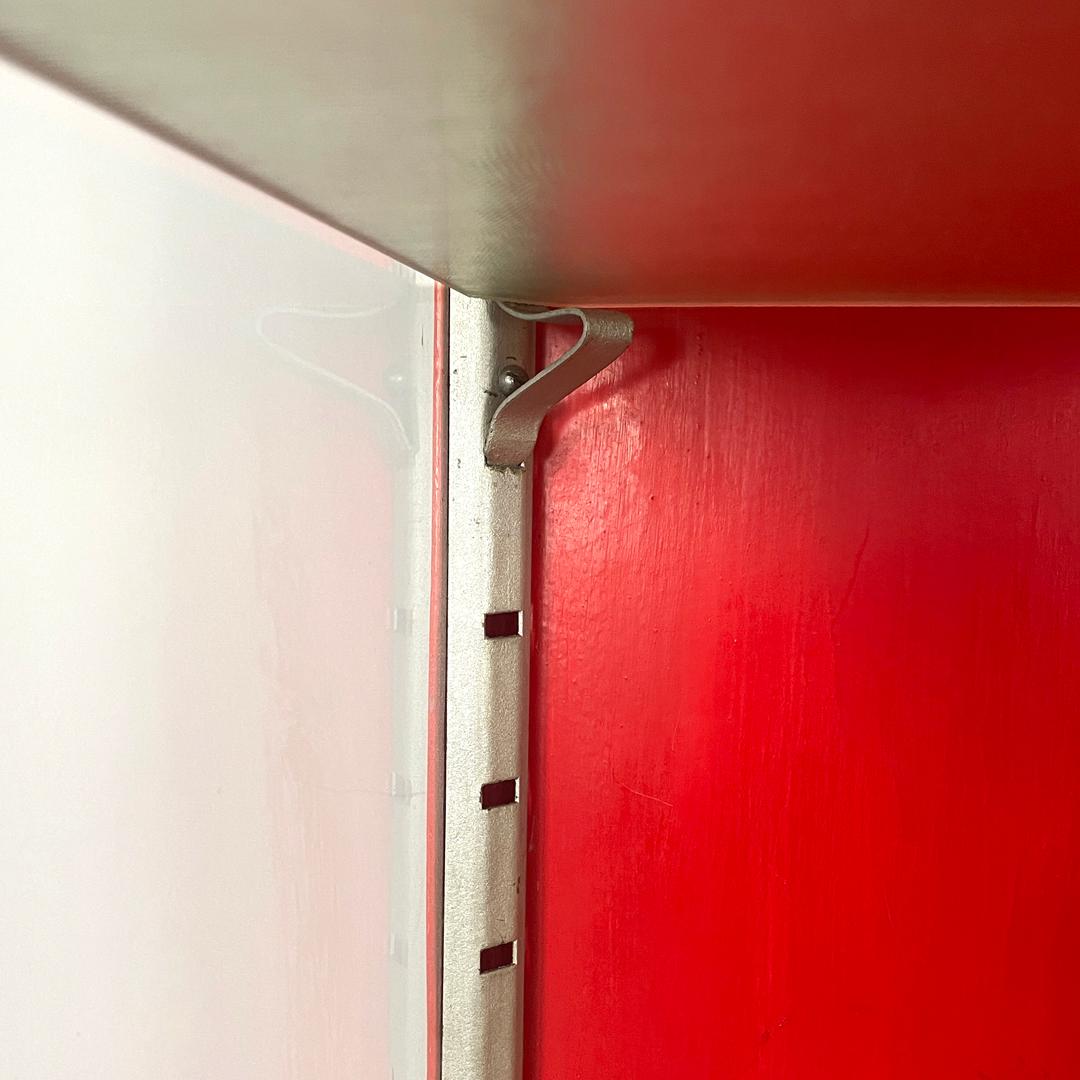 Vitrina italiana Art Decó roja de metal pintado de rojo y cristal transparente, años 40 en venta 3