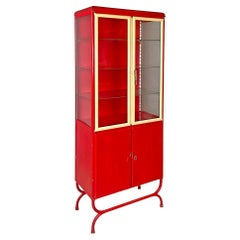 Italienische Art Deco Vitrine aus rot lackiertem Metall und Klarglas, 1940er Jahre