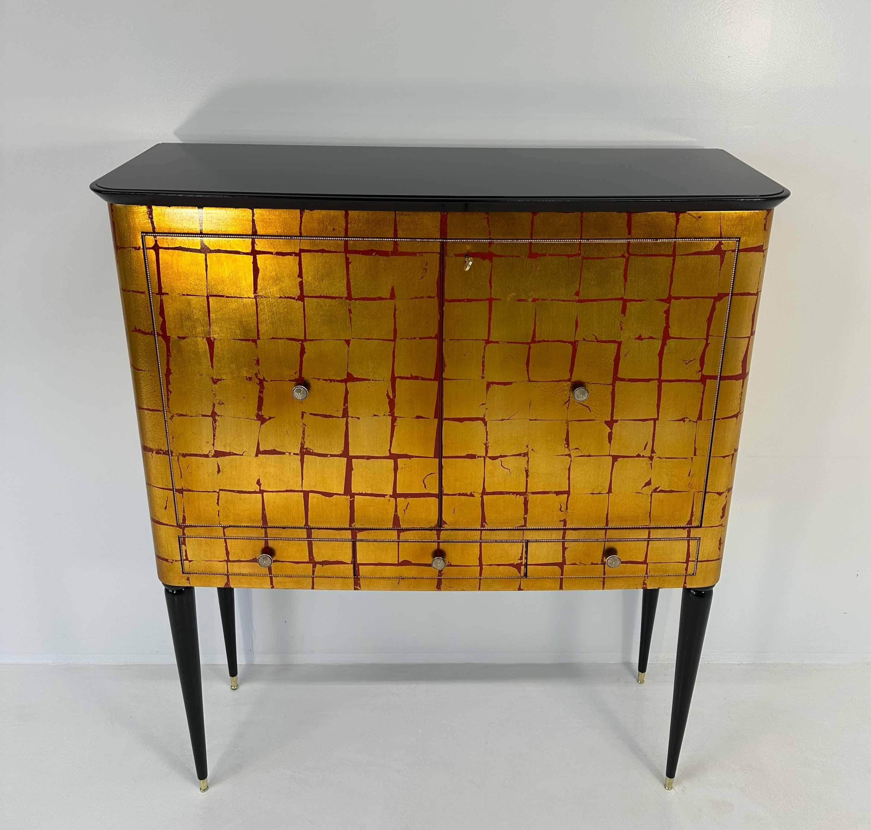 Meuble bar Art déco italien à feuilles d'or par 'Permanente Mobili Cantù', années 1950 Bon état - En vente à Meda, MB