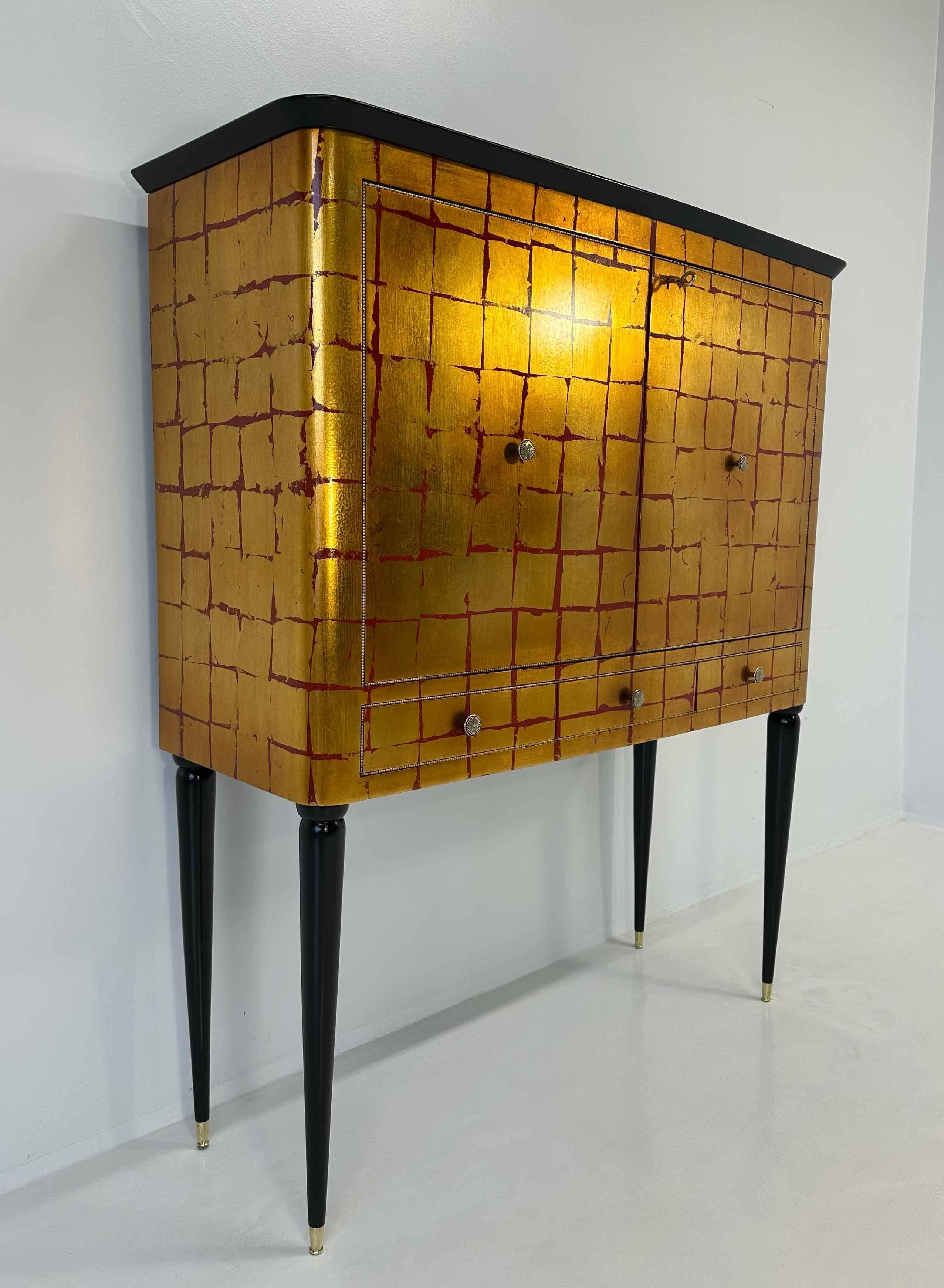 Laiton Meuble bar Art déco italien à feuilles d'or par 'Permanente Mobili Cantù', années 1950 en vente