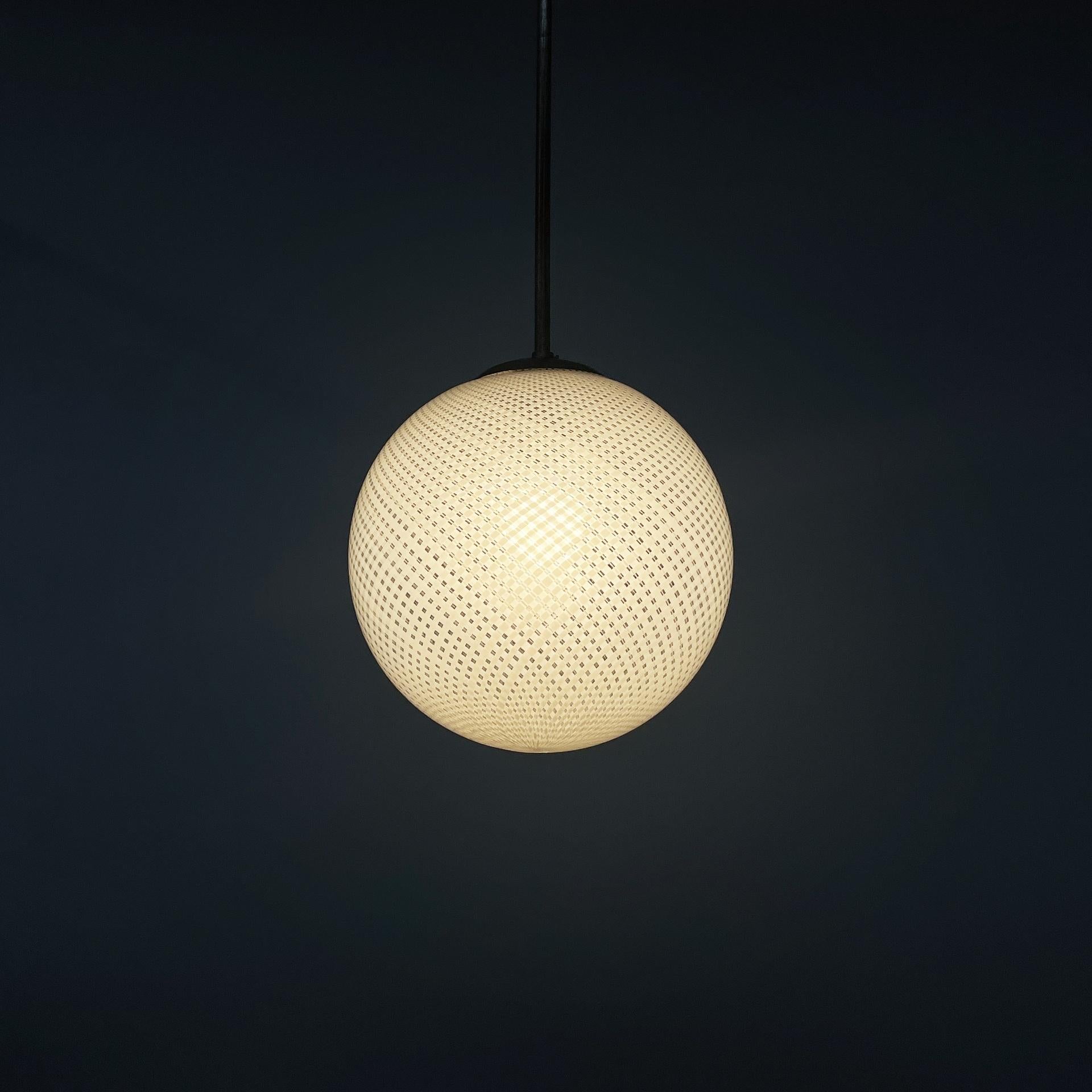 Italian Art Deco reticello-zanfirico, Murano glass chandelier by Venini, 1920s
Chandelier or ceiling lamp with reticello-zanfirico, Murano glass diffuser, in fact the glass has a crossed white lines. The central structure is in aluminum rod with a