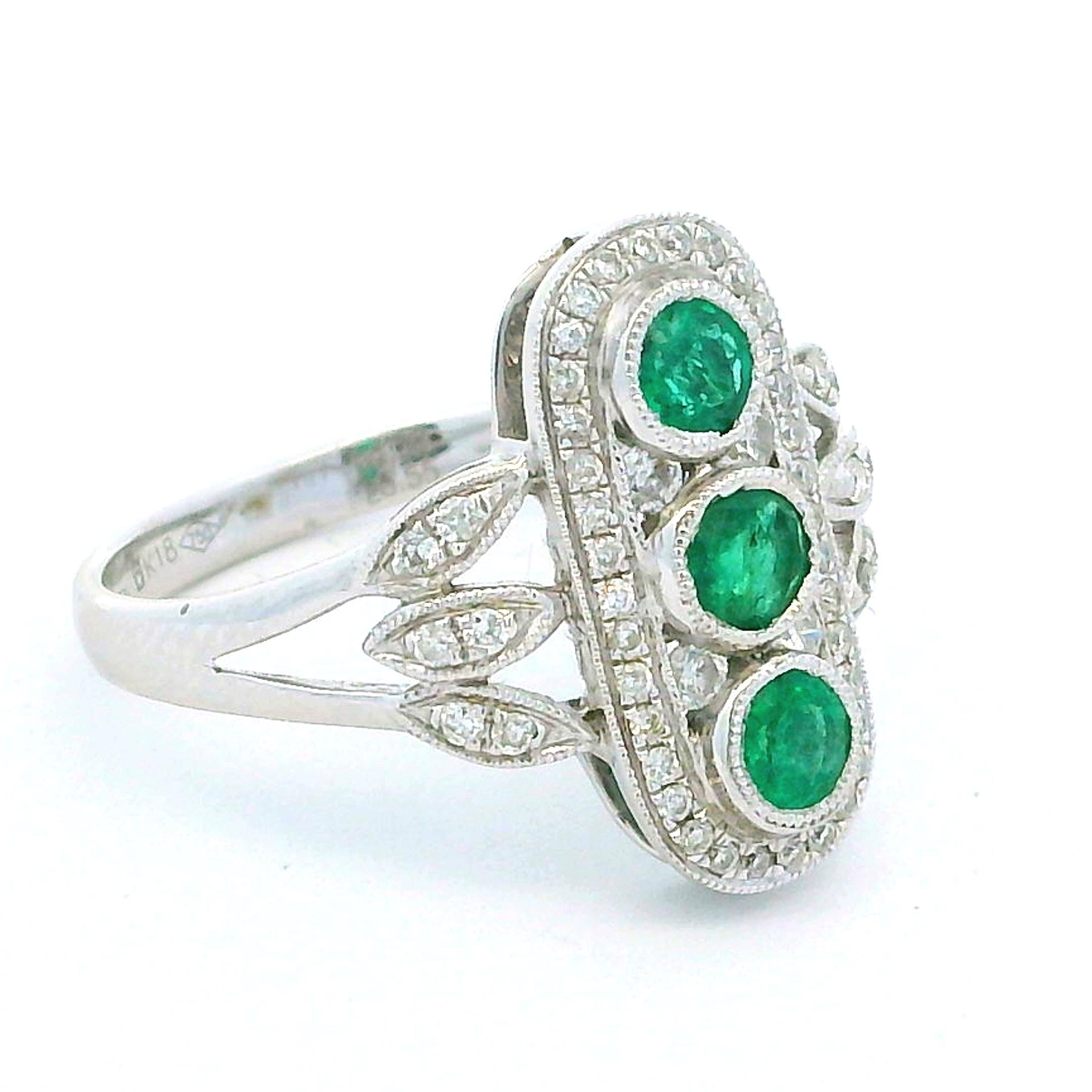 Contemporain Bague à panneaux en or blanc 18 carats, émeraude et diamant, de style Art déco italien en vente