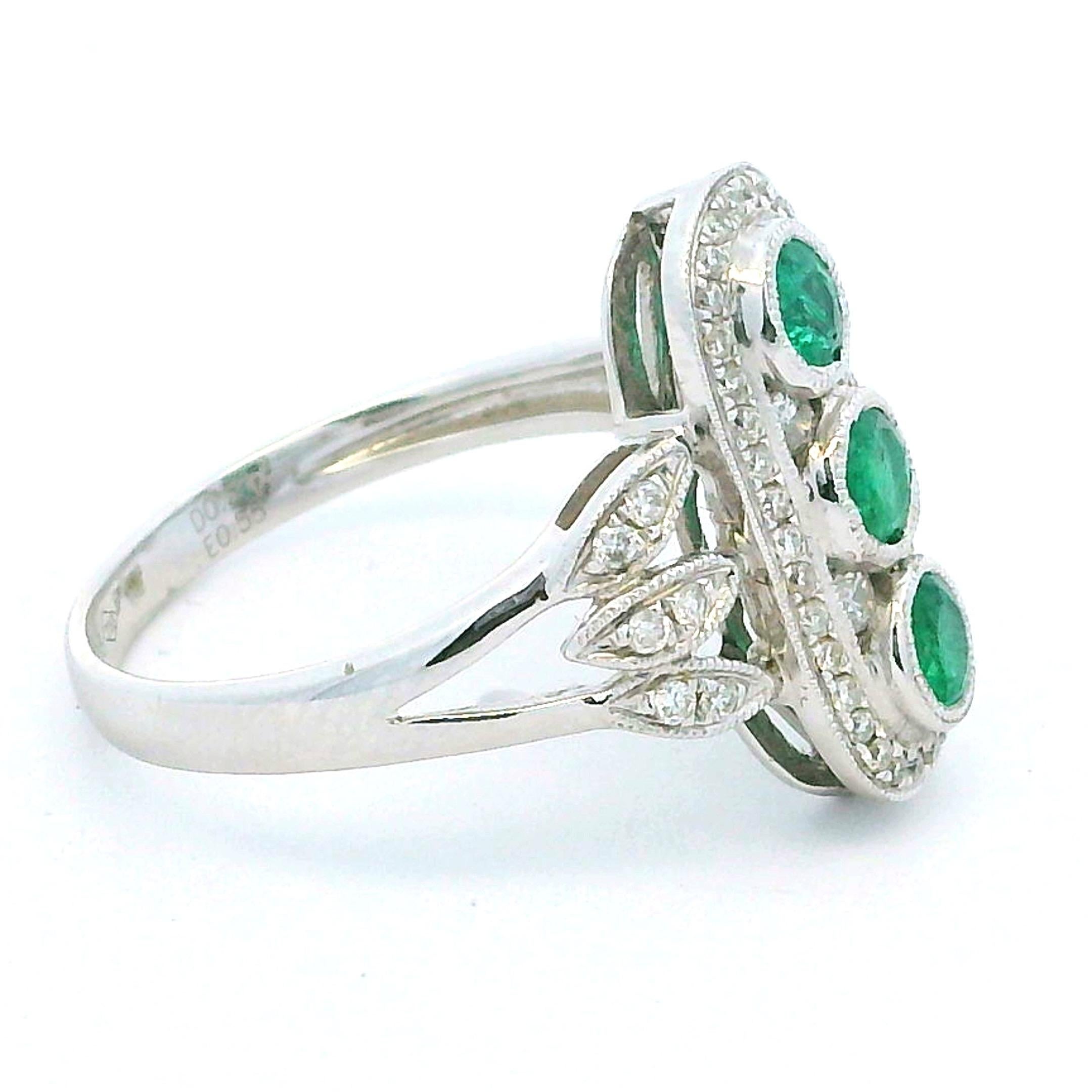 Taille ronde Bague à panneaux en or blanc 18 carats, émeraude et diamant, de style Art déco italien en vente