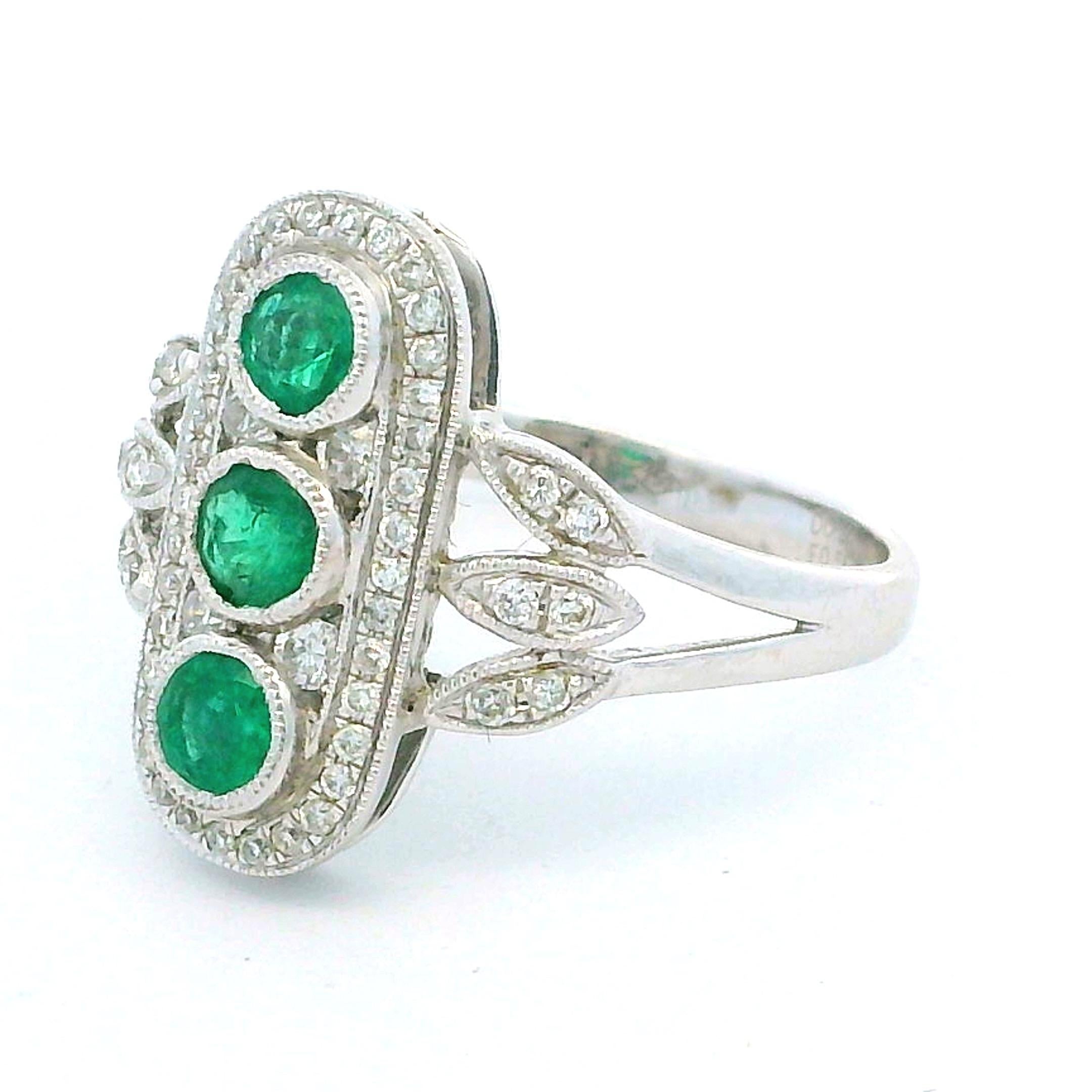 Bague à panneaux en or blanc 18 carats, émeraude et diamant, de style Art déco italien en vente 1