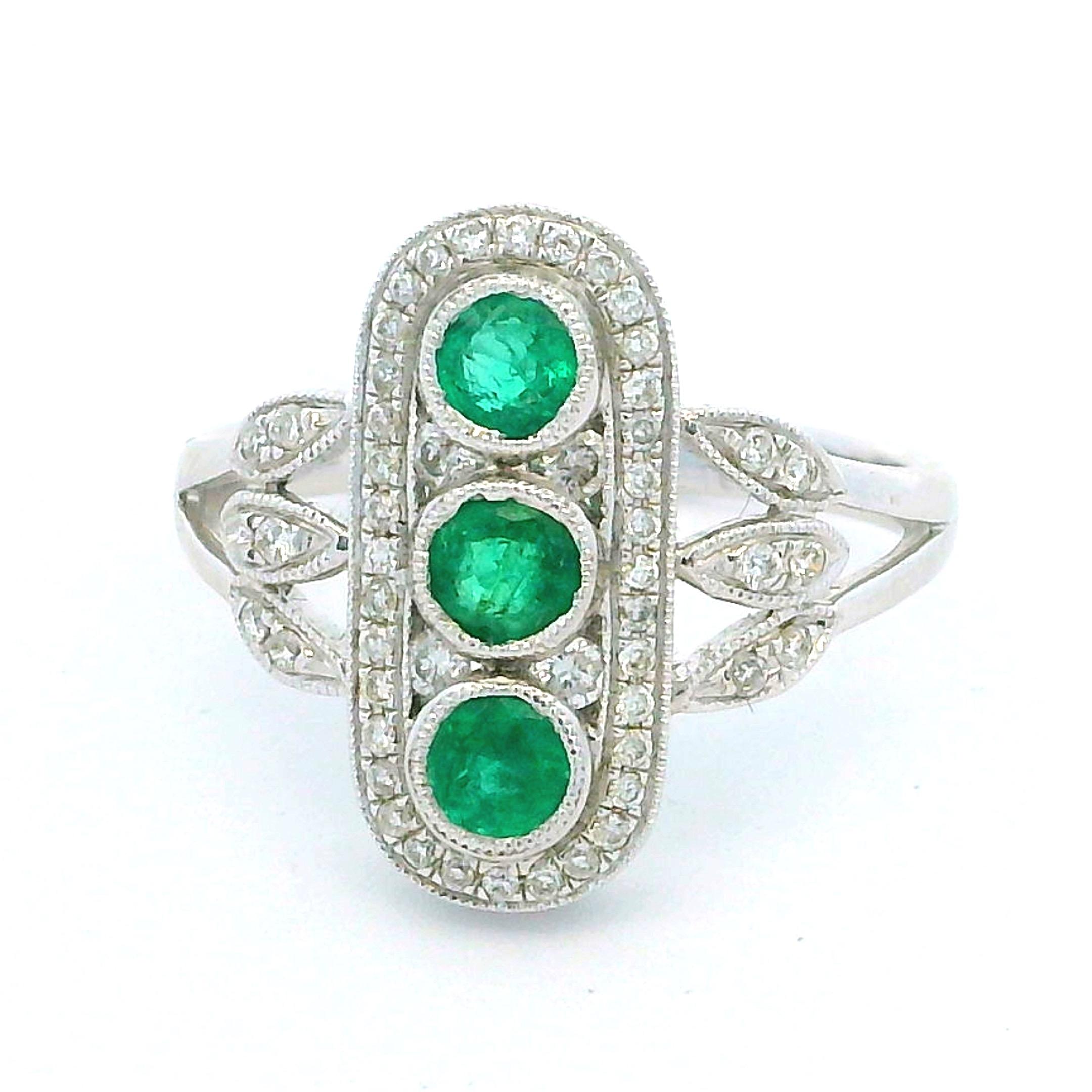 Bague à panneaux en or blanc 18 carats, émeraude et diamant, de style Art déco italien en vente 3