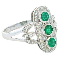 Anello con pannello di smeraldi e diamanti in oro bianco 18 carati in stile Art Déco Revival italiano