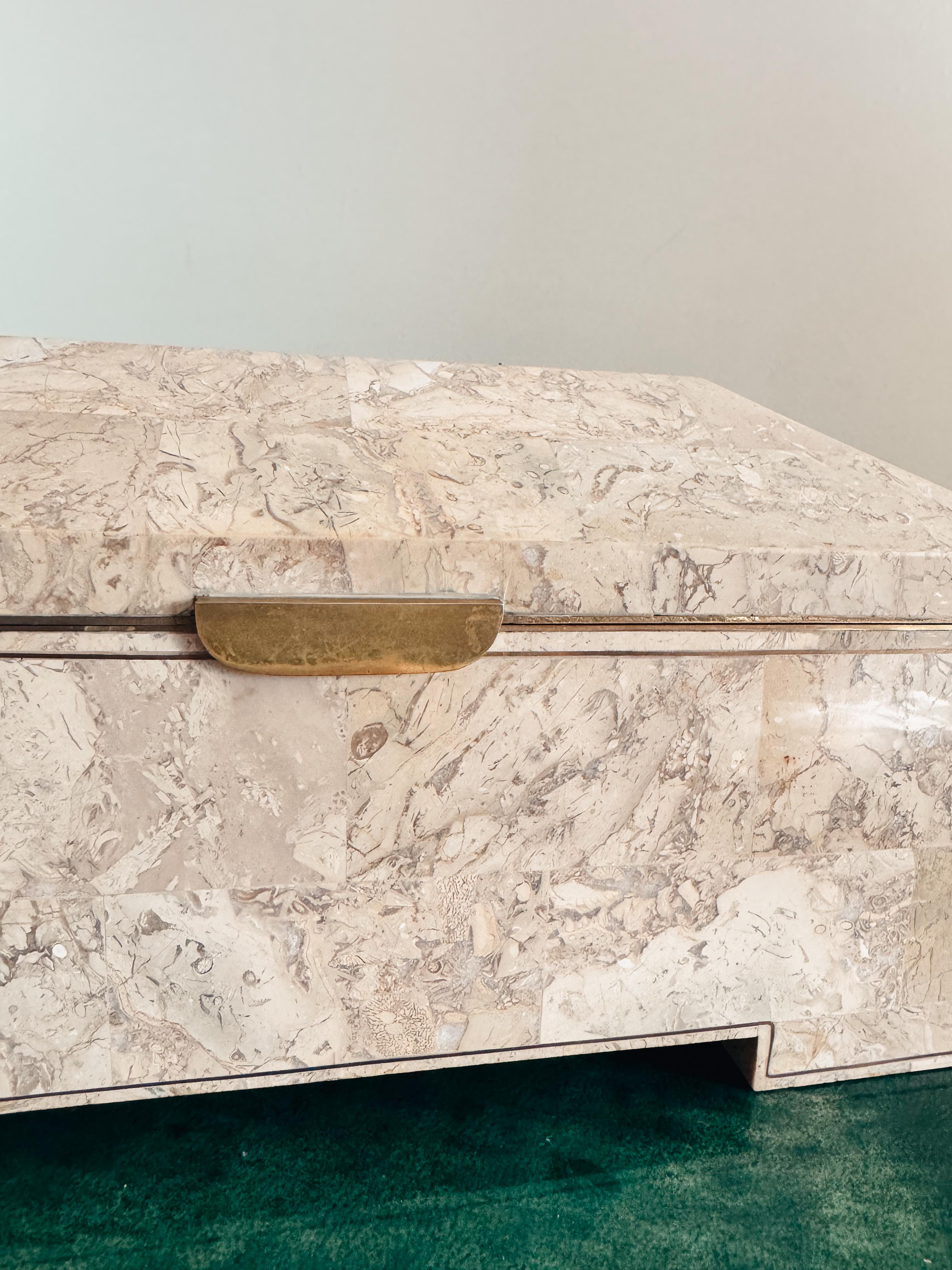 Italian Art Deco Revival Fossil Limestone & Brass Box, Mahogany Interior 1970s en vente 2