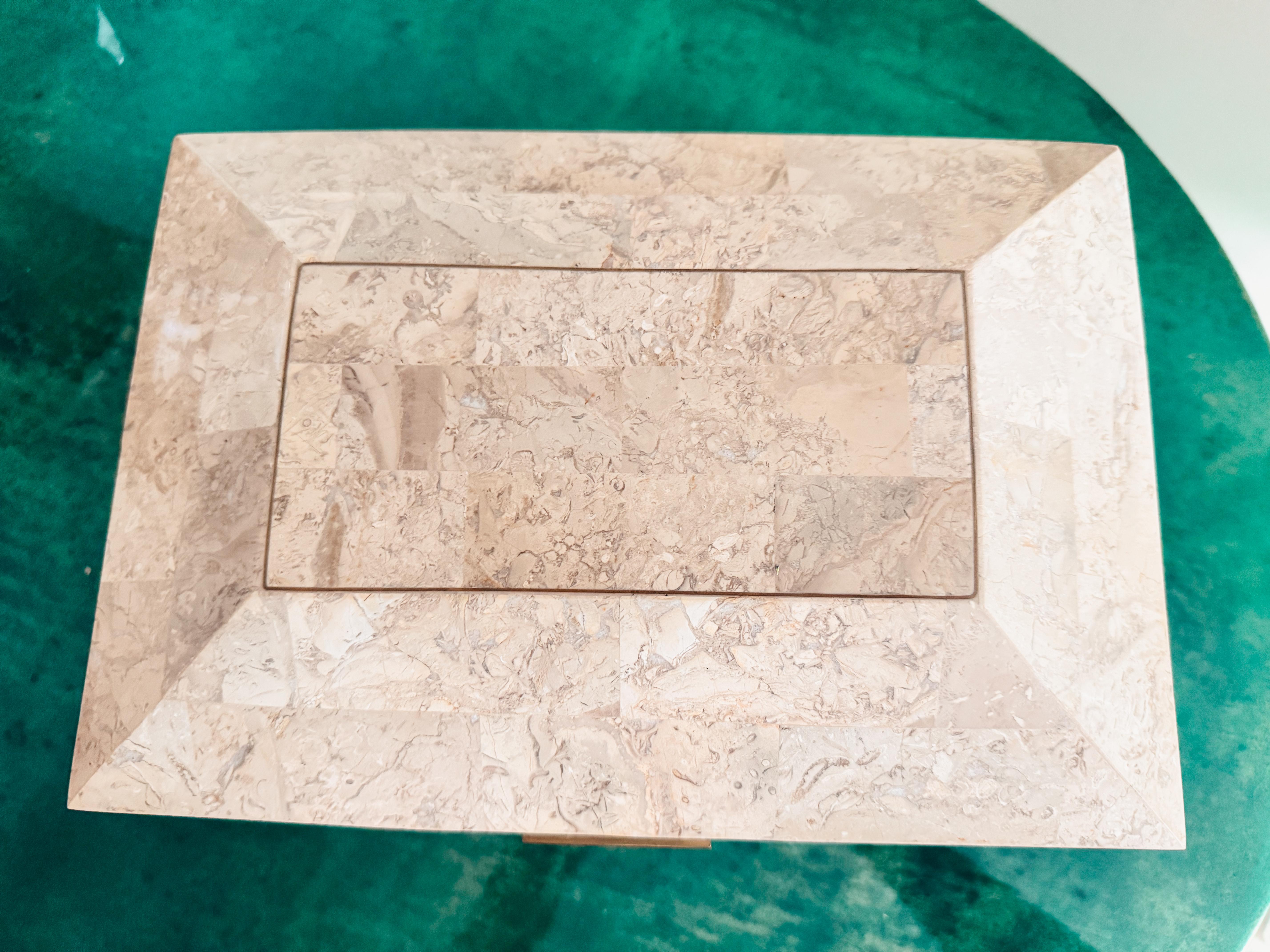 Italian Art Deco Revival Fossil Limestone & Brass Box, Mahogany Interior 1970s en vente 3