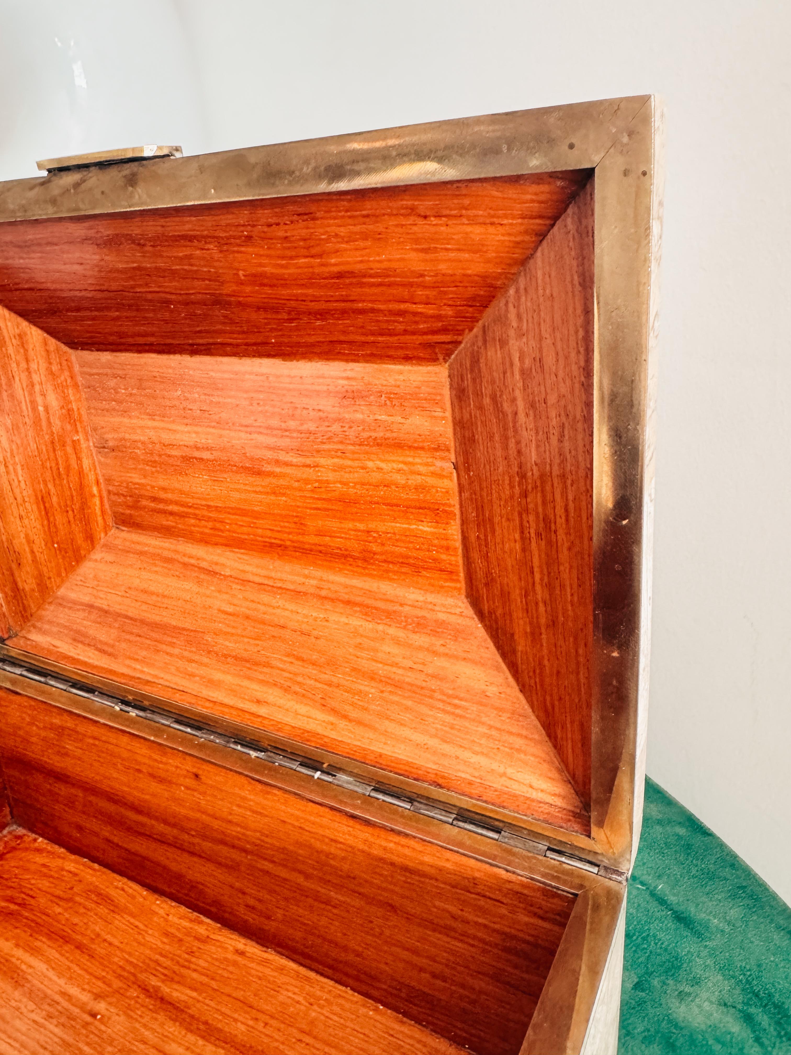 Italian Art Deco Revival Fossil Limestone & Brass Box, Mahogany Interior 1970s en vente 4