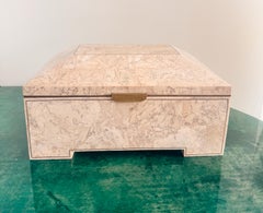Scatola italiana Art Deco Revival in pietra calcarea fossile e ottone, interno in mogano 1970s