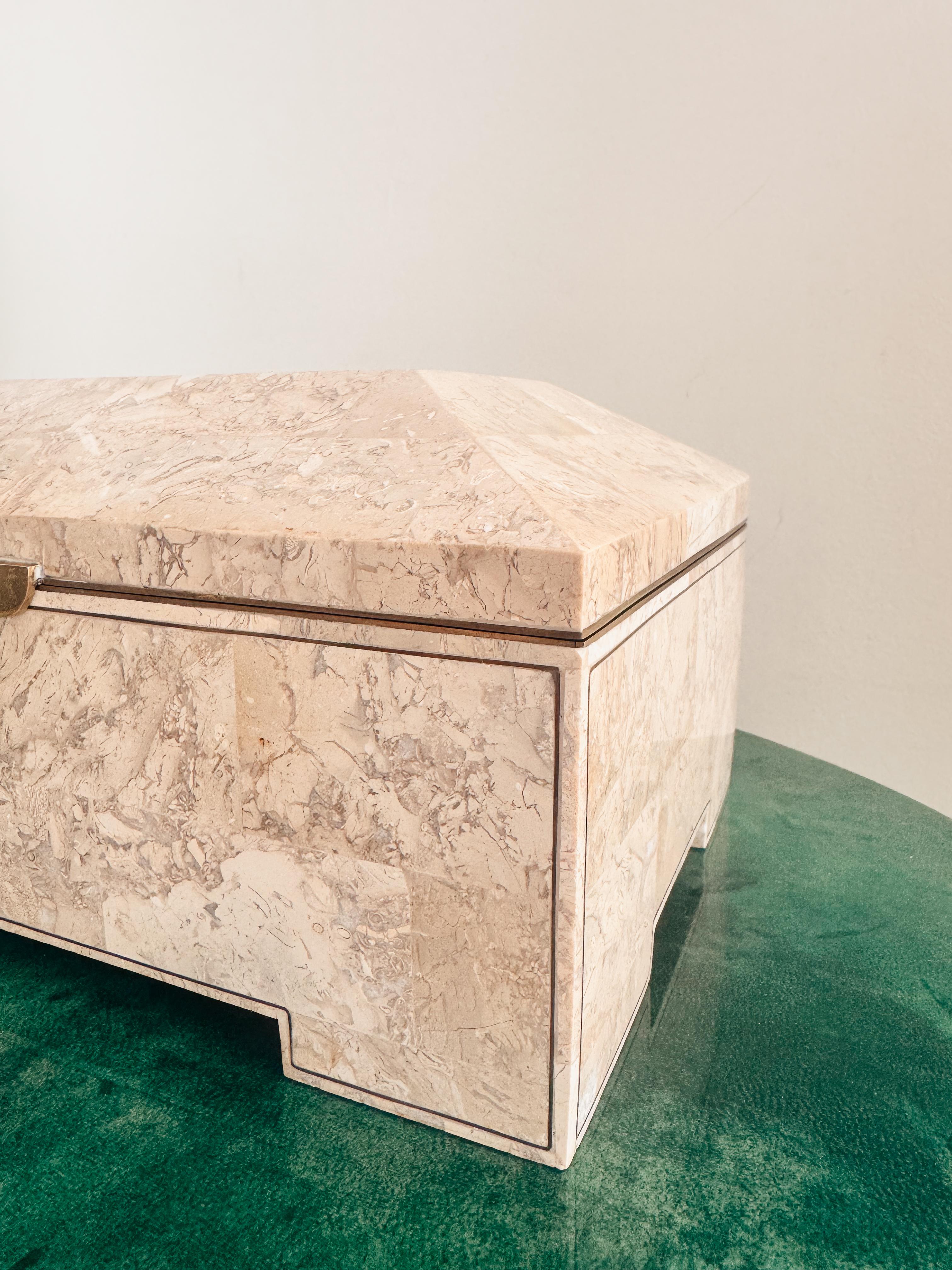 Italian Art Deco Revival Fossil Limestone & Brass Box, Mahogany Interior 1970s Bon état - En vente à Toronto, CA