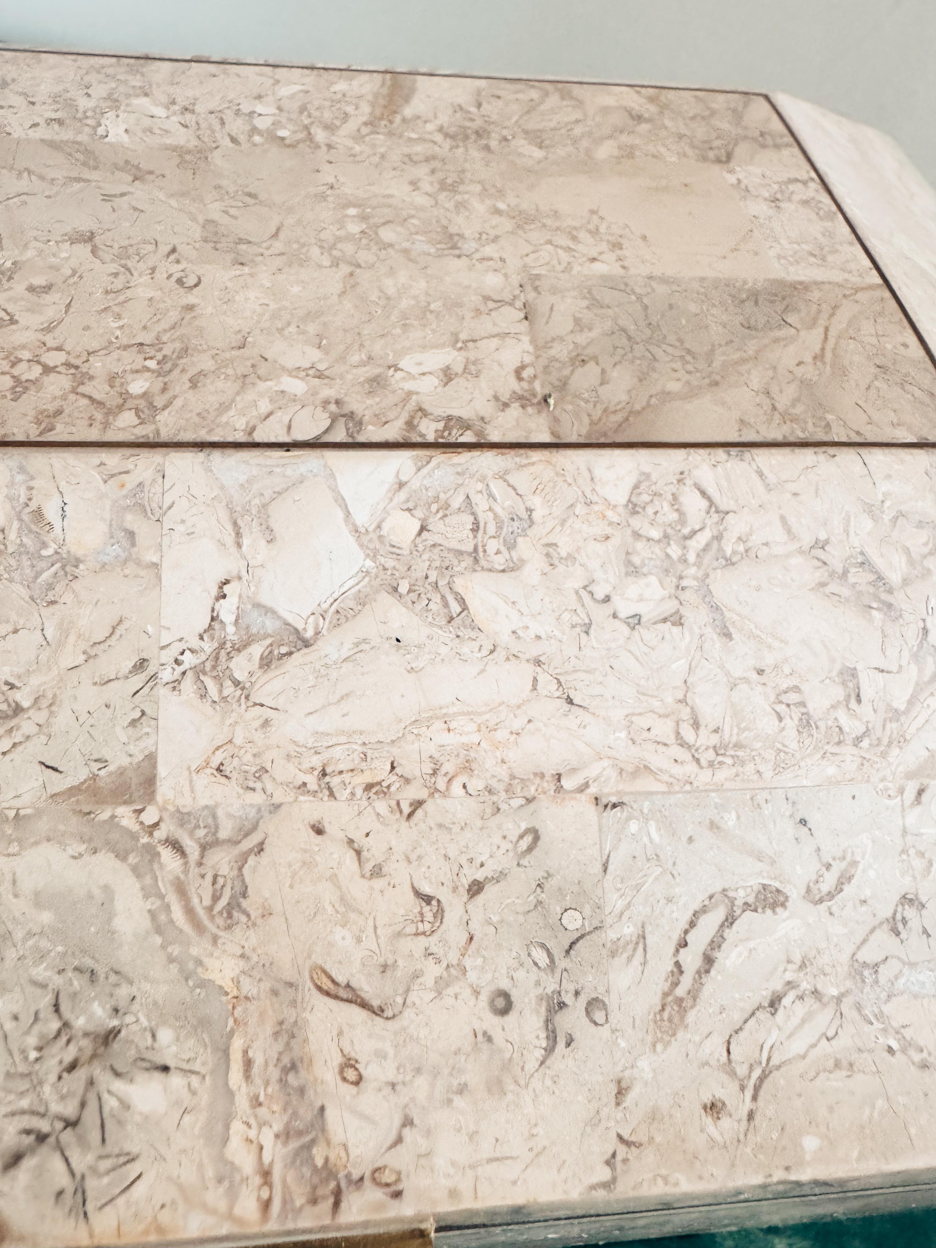 Italian Art Deco Revival Fossil Limestone & Brass Box, Mahogany Interior 1970s en vente 1