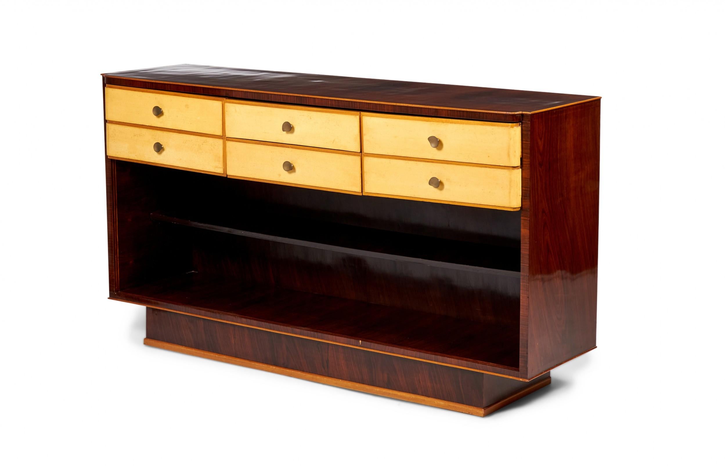 Crédence italienne Art Déco (vers 1930) à placage de bois marqueté, six tiroirs en placage parchemin avec poignées de tiroir en métal argenté de forme organique sur un meuble ouvert avec une seule étagère. (façon Borsani) (étiquette : MONGUZZI CARO