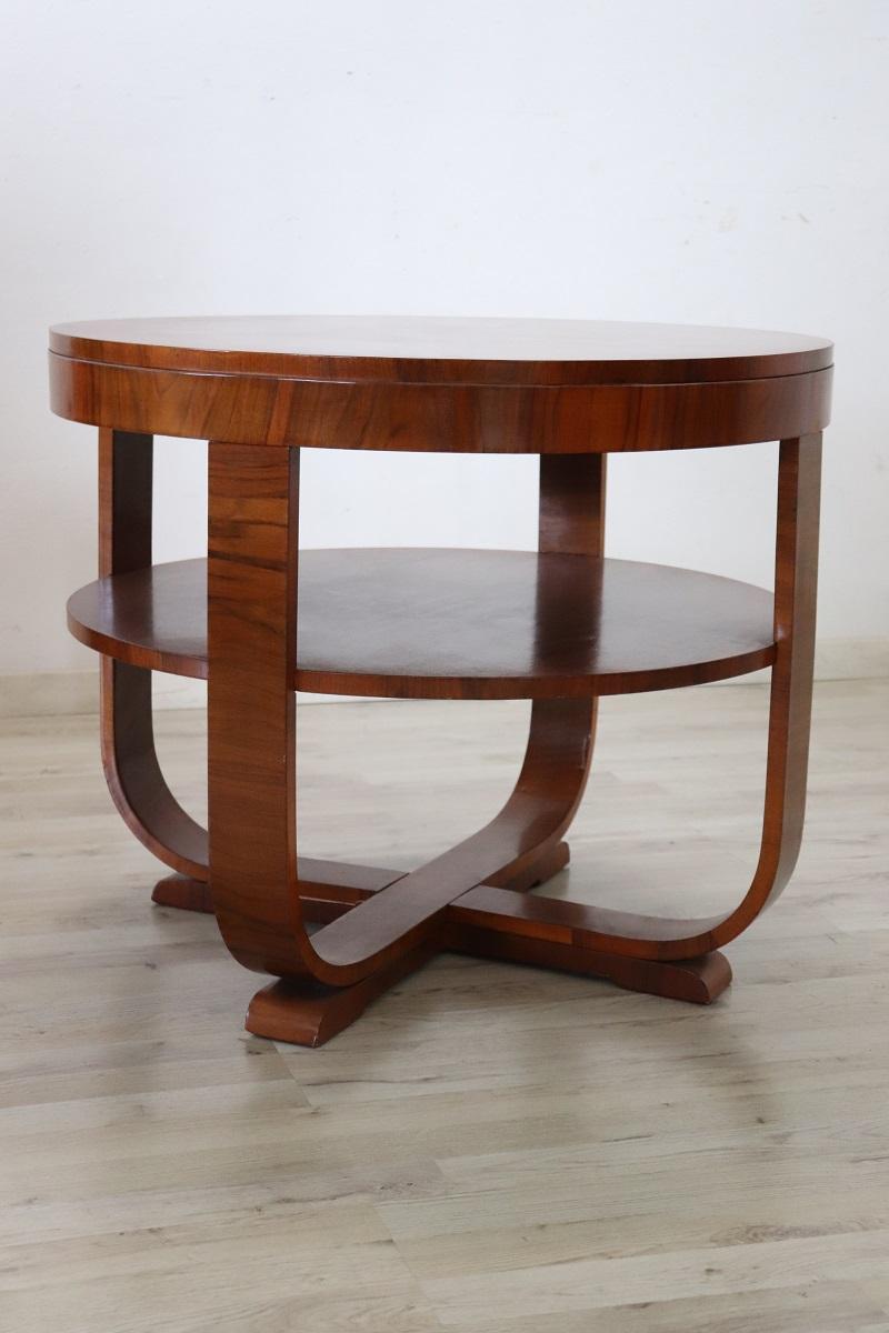 Dies ist ein schöner und raffinierter runder Couchtisch aus der Zeit des Art déco. Es wurde um 1930 in Italien hergestellt und spiegelt perfekt den unverwechselbaren Charakter der Art-Déco-Möbel wider.

Die Platte aus elegantem Nussbaumholz mit