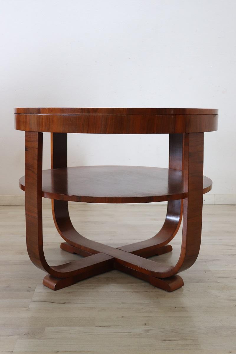 Runder italienischer Art-Déco-Couchtisch aus Nussbaum, 1930er Jahre im Zustand „Gut“ in Casale Monferrato, IT