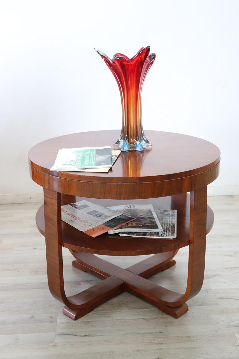 Runder italienischer Art-Déco-Couchtisch aus Nussbaum, 1930er Jahre 1