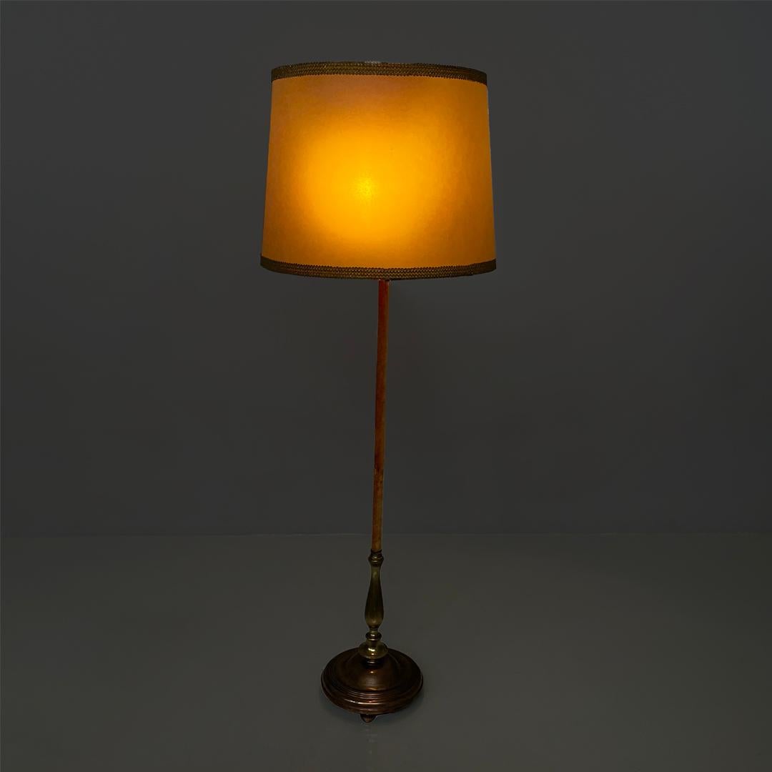 Italian Art Deco round velvet and brass floor lamp, 1940s
Floor lamp with a round lampshade in light pink paper with gold trim along the edges. The central stem is covered in light brown velvet. Round brass base with feet. The lamp has three light