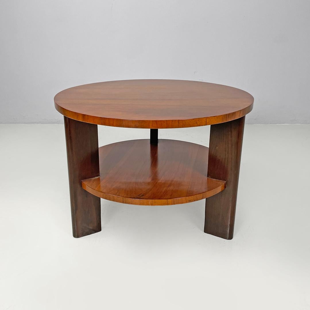 Runder italienischer Art-Déco-Couchtisch aus Holz mit zwei Platten und drei Beinen, 1930er Jahre im Zustand „Gut“ im Angebot in MIlano, IT