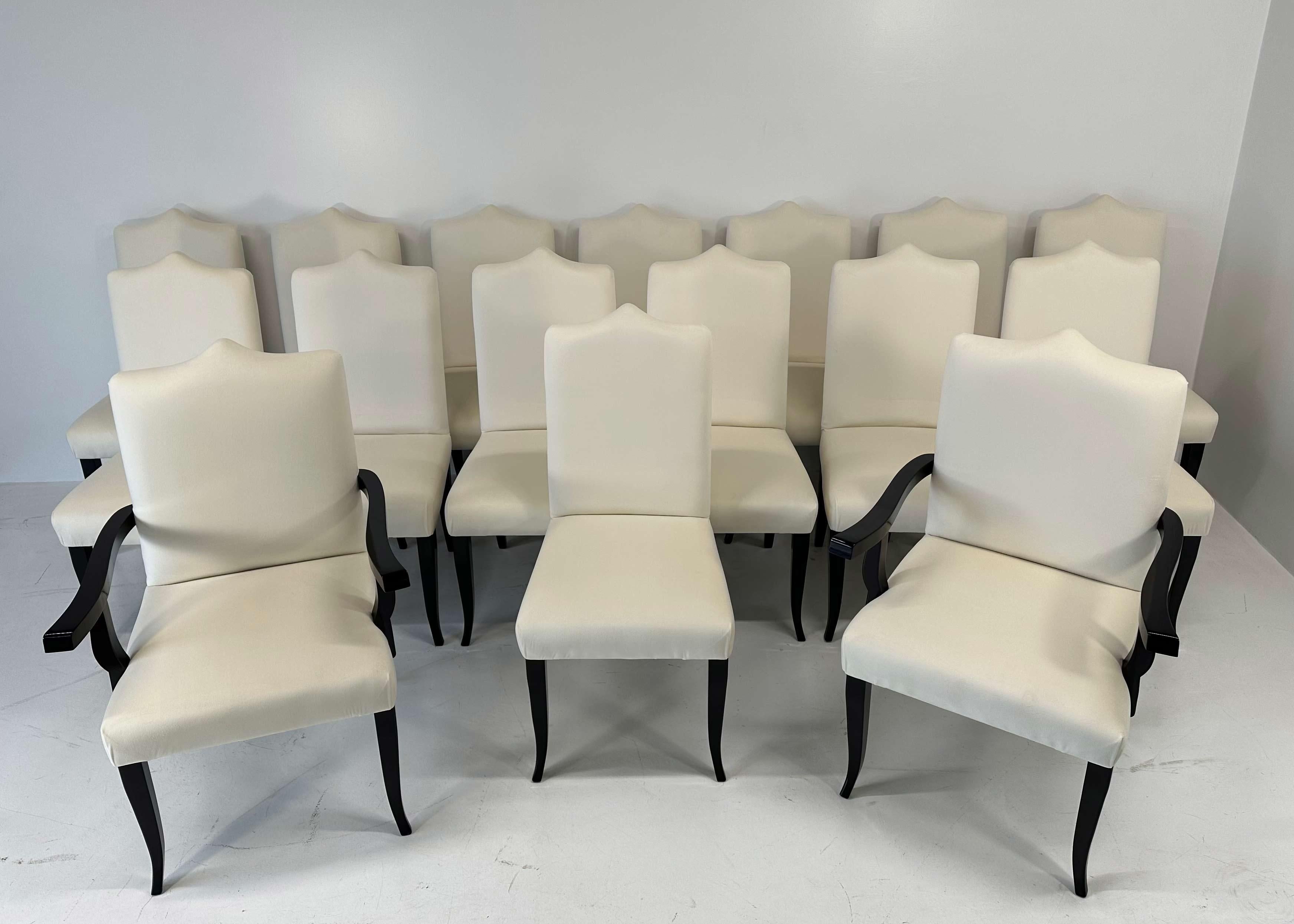 Art déco Ensemble de 16 chaises en velours crème et laqué noir de style Art Déco italien en vente