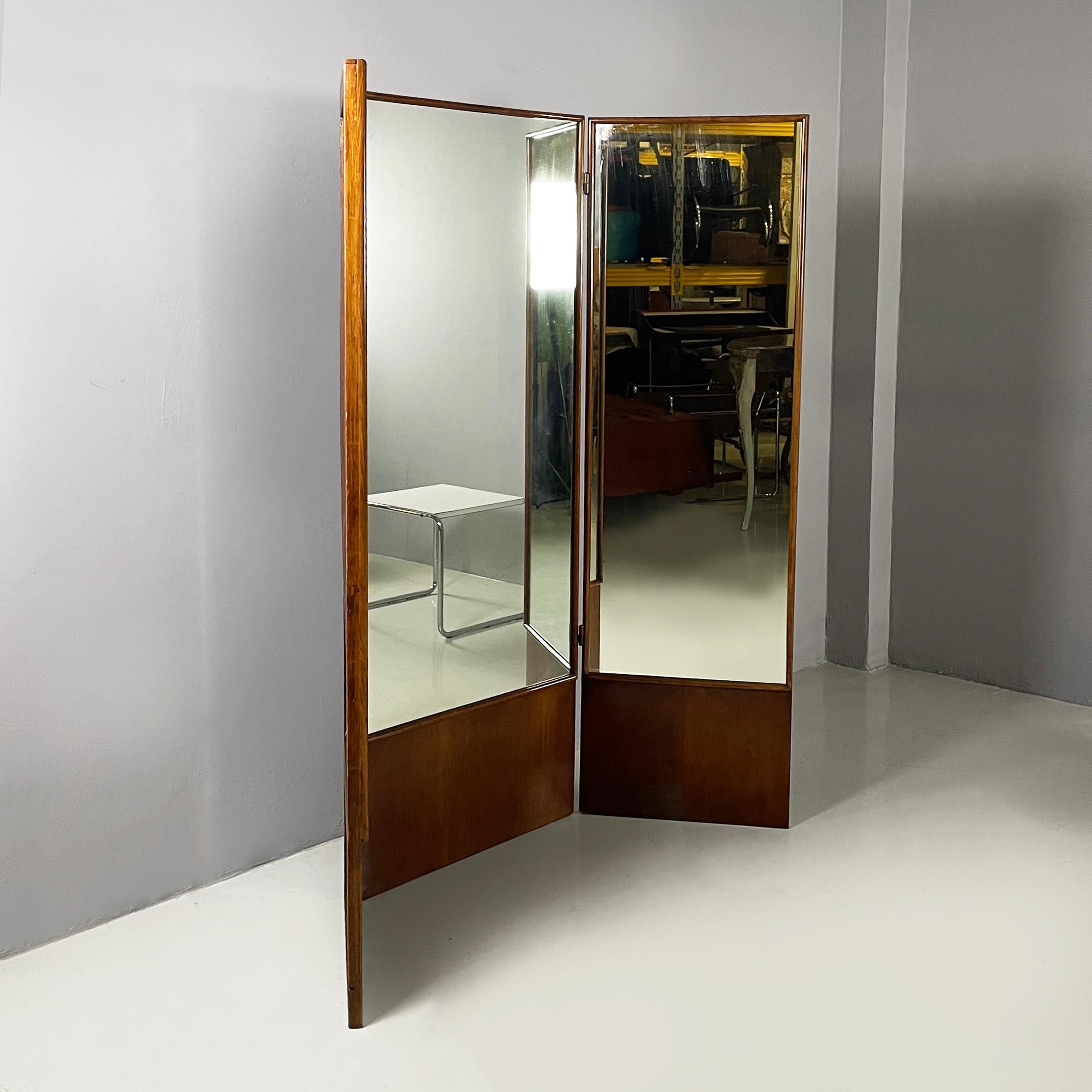 Italian art deco Self-supporting floor mirror in wood, 1940s
Self-supporting dressmaker's floor mirror with three doors. Each door has a wooden frame with brass pins. The inclination of the doors can be chosen as desired.
1940s.
Good condition.