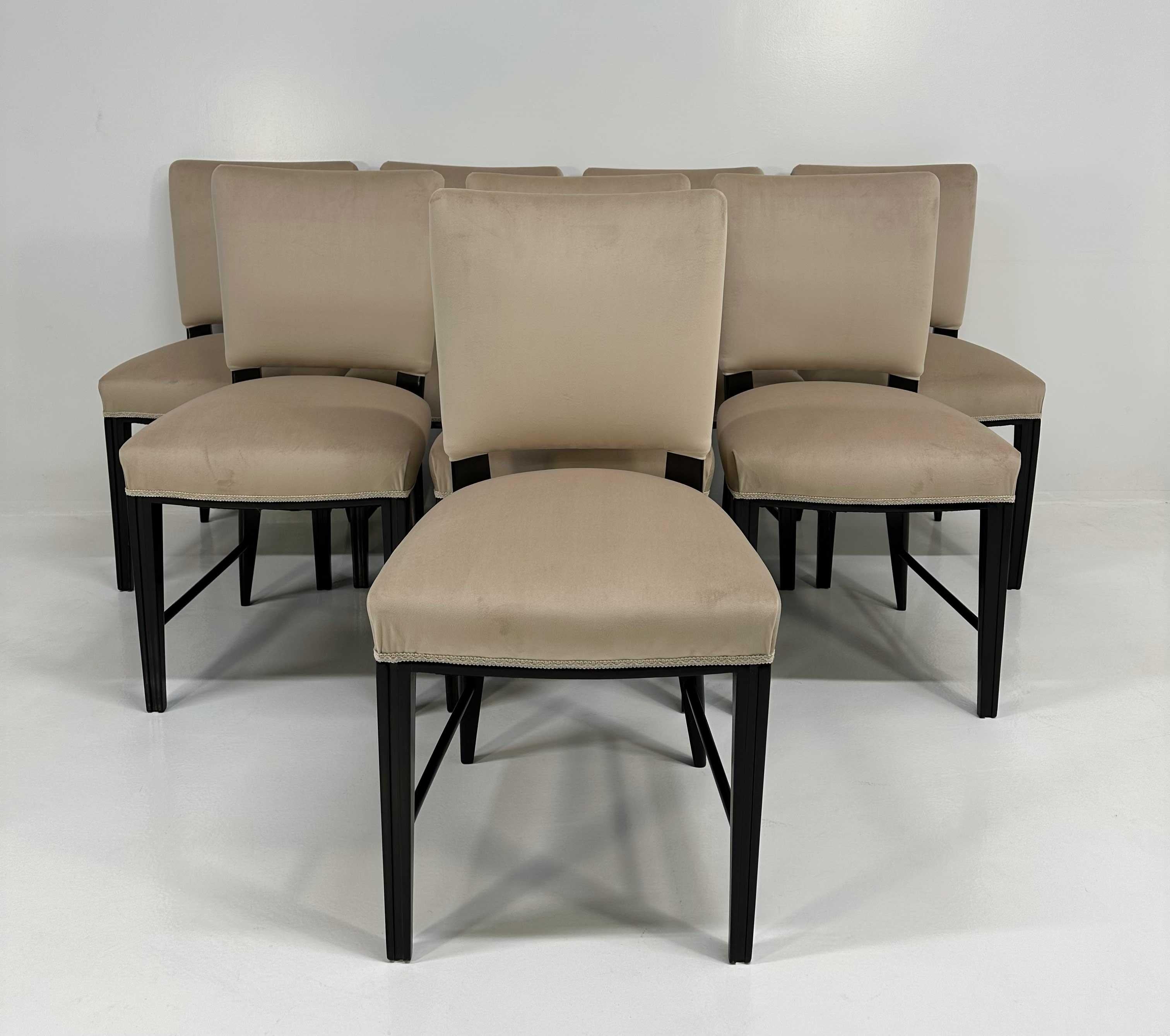 Questo set di otto sedie di Antonio Cassi Ramelli è stato prodotto in Italia negli anni Quaranta.
Sono tutti ebanizzati e rivestiti di velluto beige. 
Completamente restaurato. 

Misure delle otto sedie: 47 cm x 53 cm H 88 cm, H seduta 50 cm
