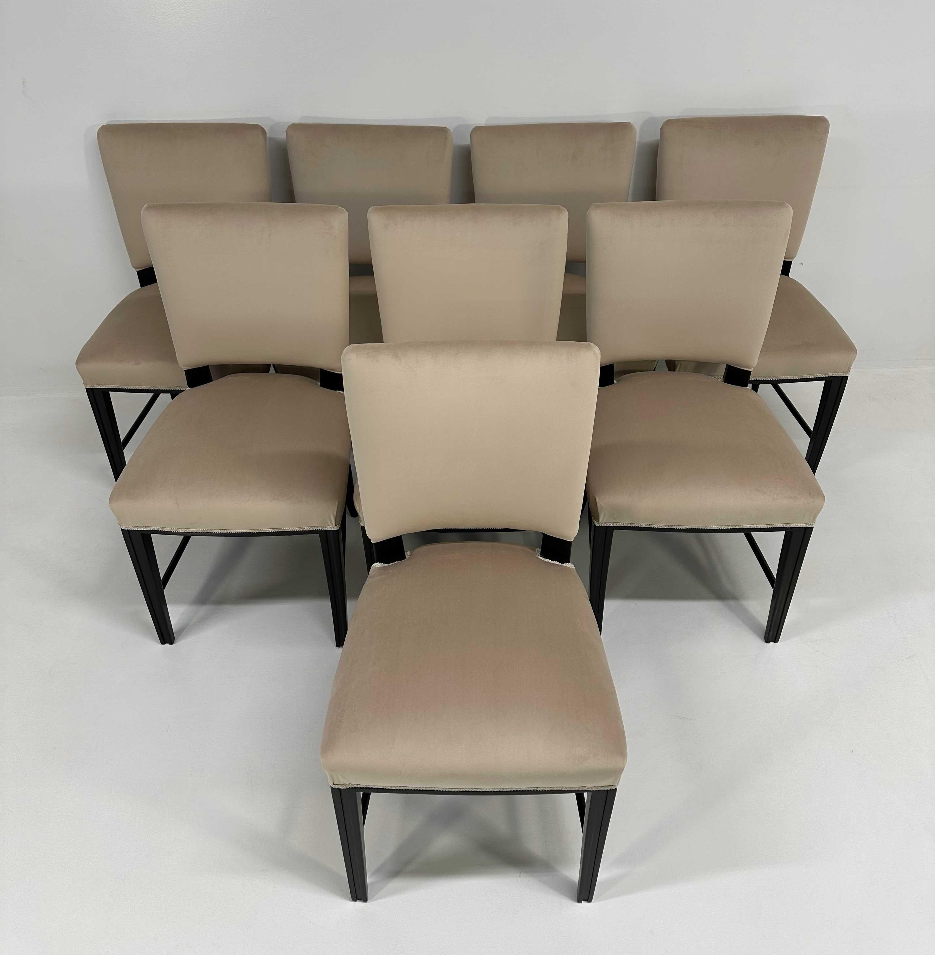 Italiano Set di 8 sedie in velluto nero e beige di Cassi Ramelli, anni '40. in vendita